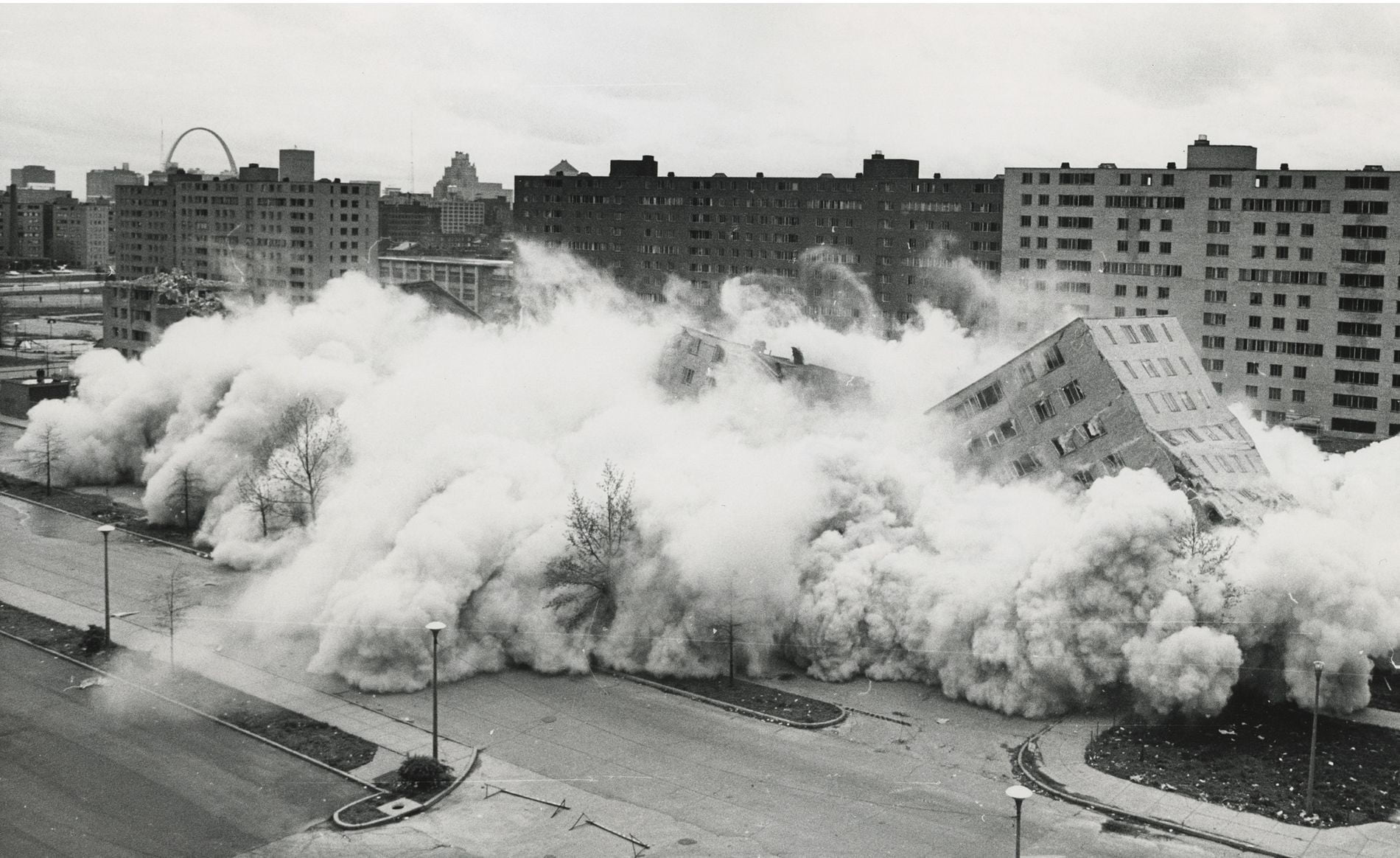 sky, industry, nature, monochrome, building, office building exterior, rail transportation, pollution, Pruitt–Igoe, architecture, ruin, 720P, undermining, HD Wallpaper