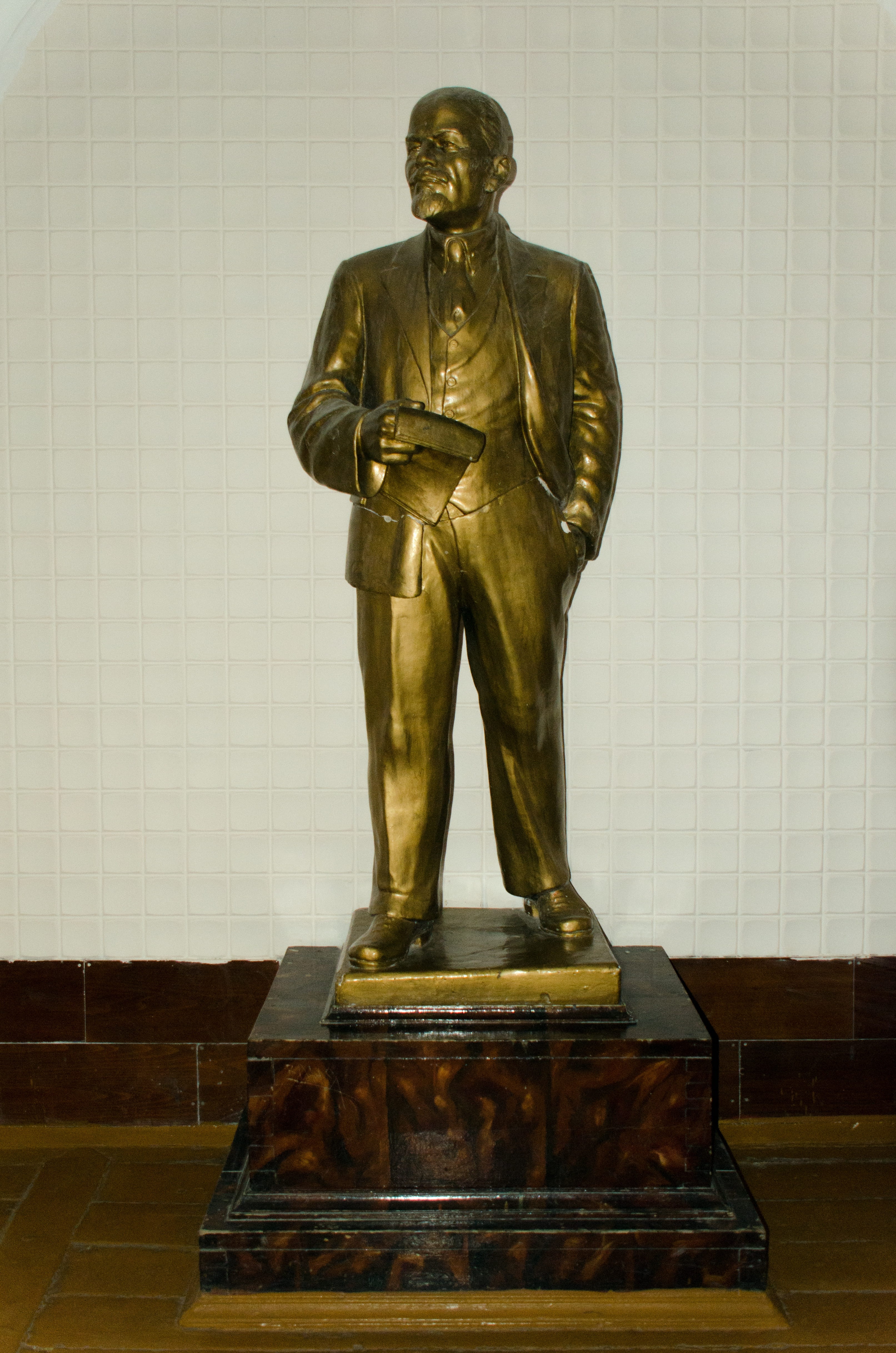marble, Lenin, Bronze, spirituality, belief, built structure, gold colored, architecture, creativity, representation, art and craft, russia, indoors, human representation, Phone HD Wallpaper