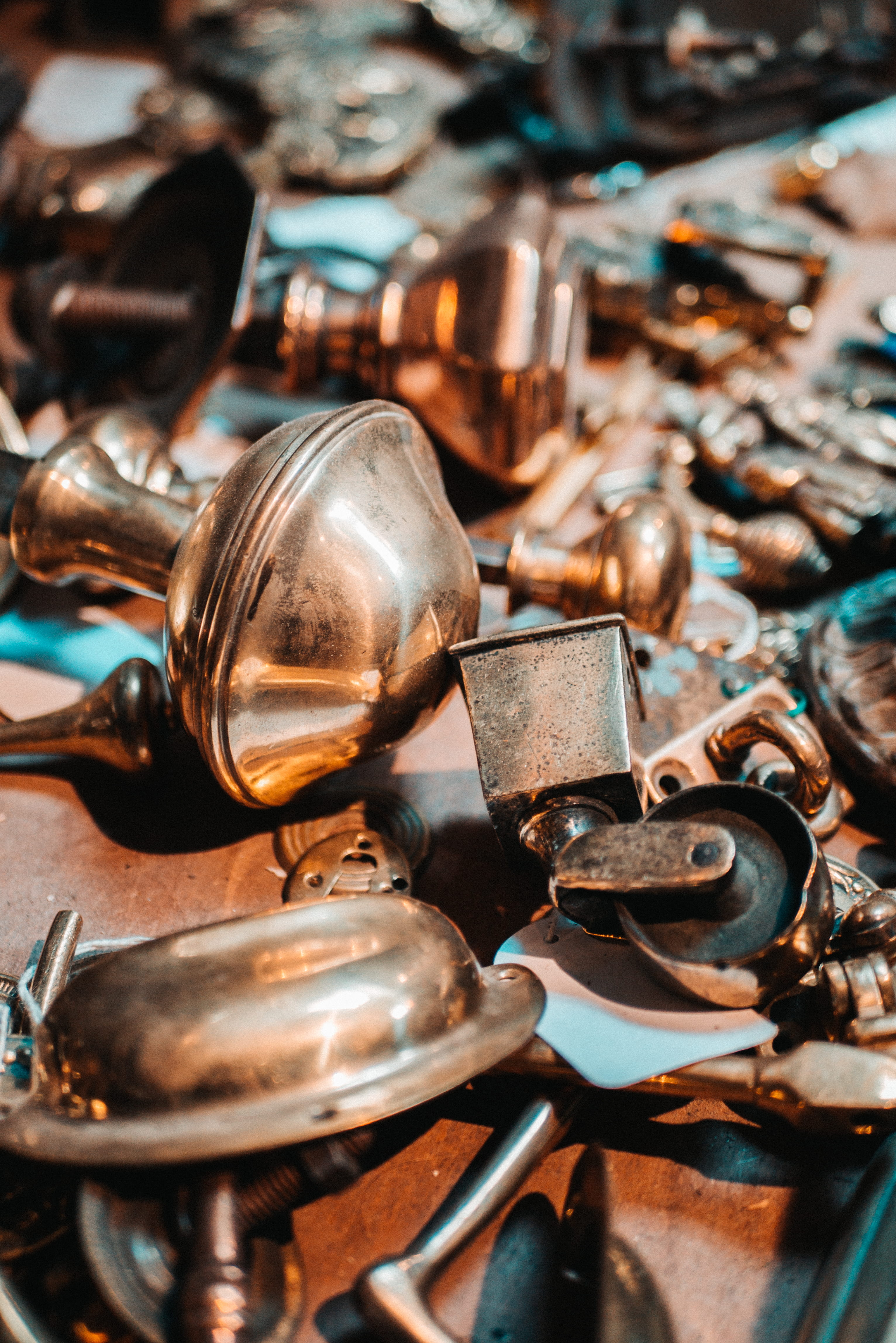 old, abundance, still life, backgrounds, 4K, lobster, apparel, oxfordshire, metalic, metal, clothing, knob, equipment, rust, day, bronze, lot, container, Phone HD Wallpaper
