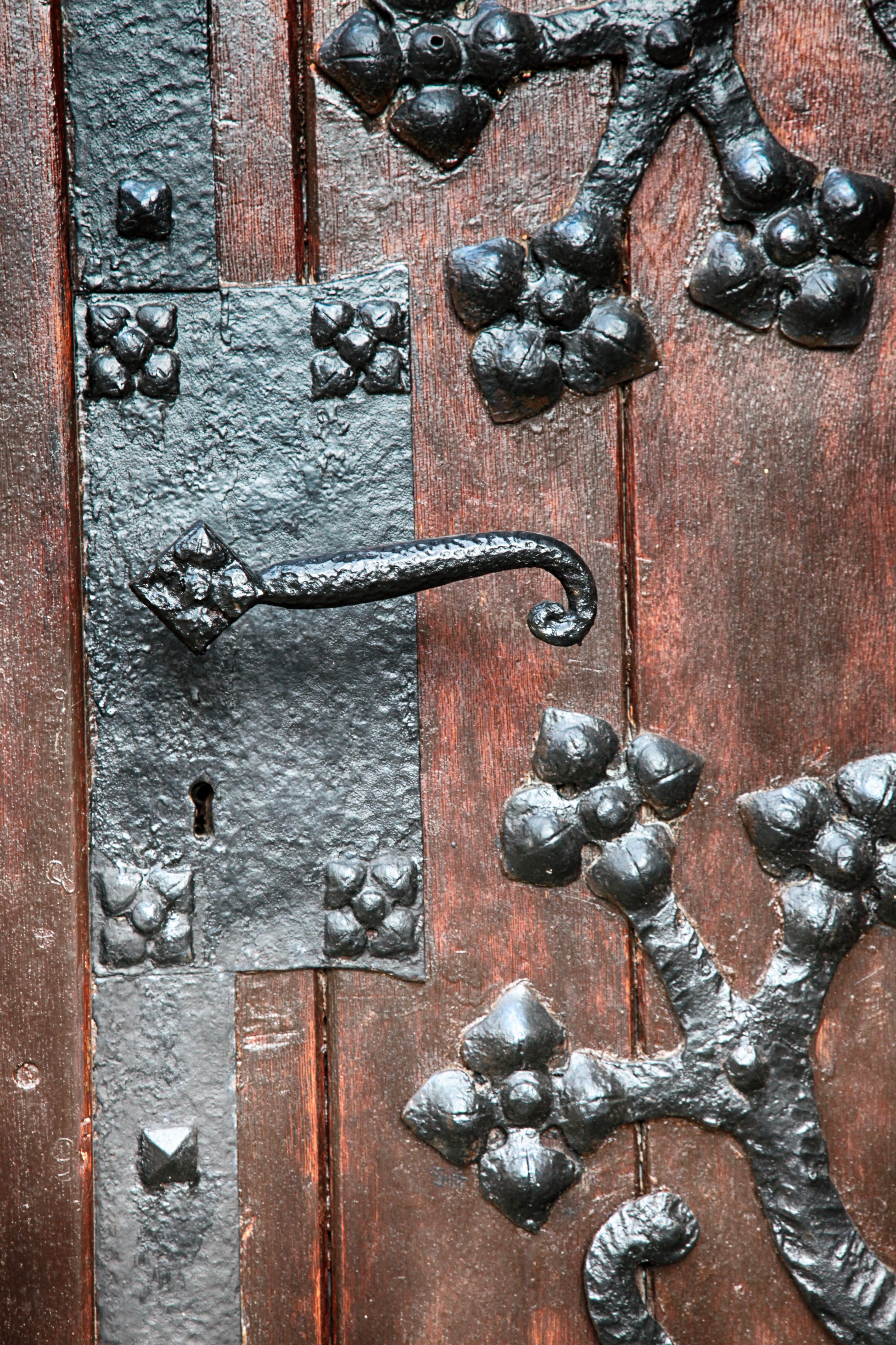 iron, close up, wood - material, architecture, construction, knob, close, day, forged, door, no people, metal, ornament, close-up, entrance, pattern, full frame, Phone HD Wallpaper