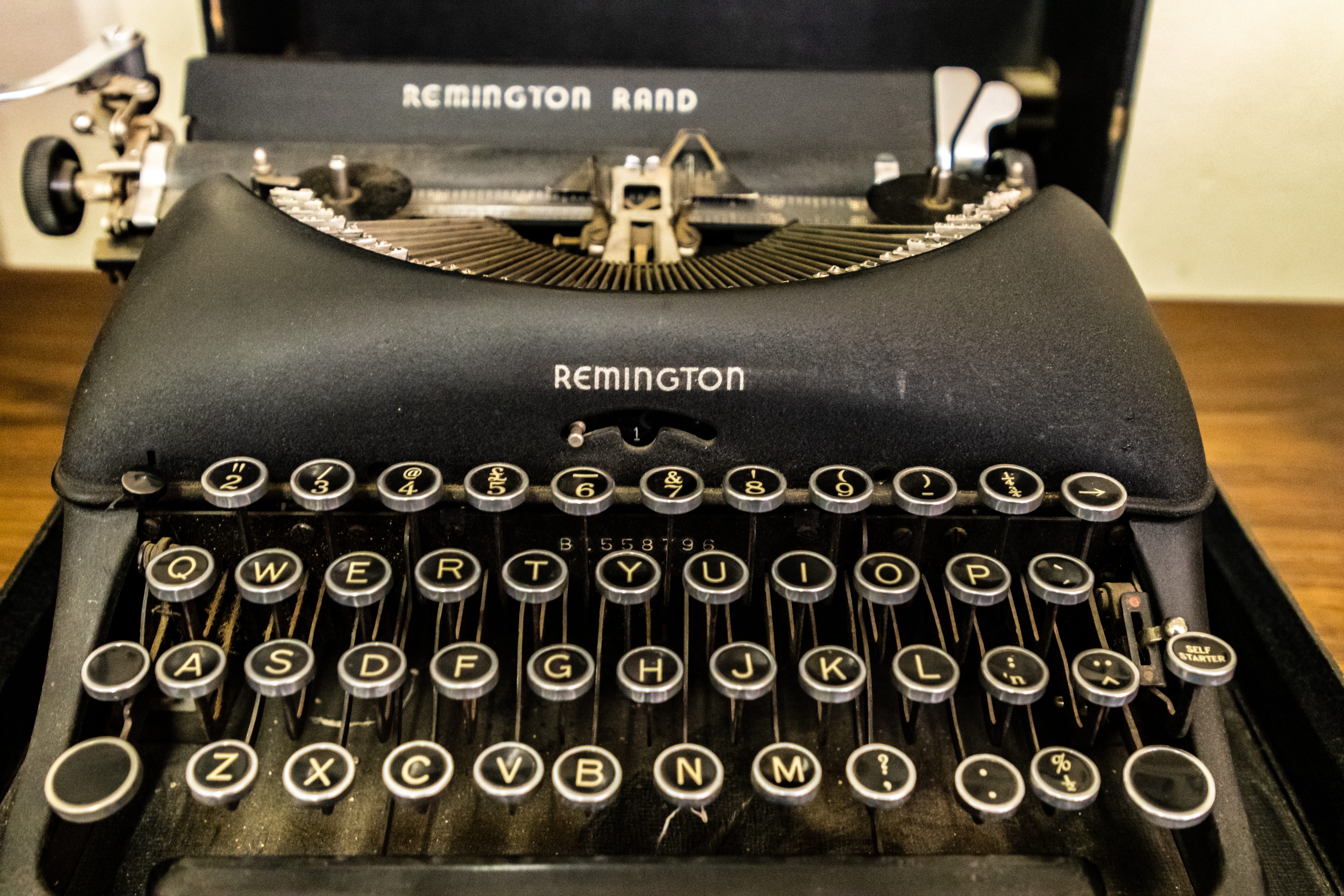 close-up, electronics, brake, indoors, retro styled, chain, typewriter, old, communication, high angle view, engine, symbol, computer hardware, wedge, keyboard, HD Wallpaper