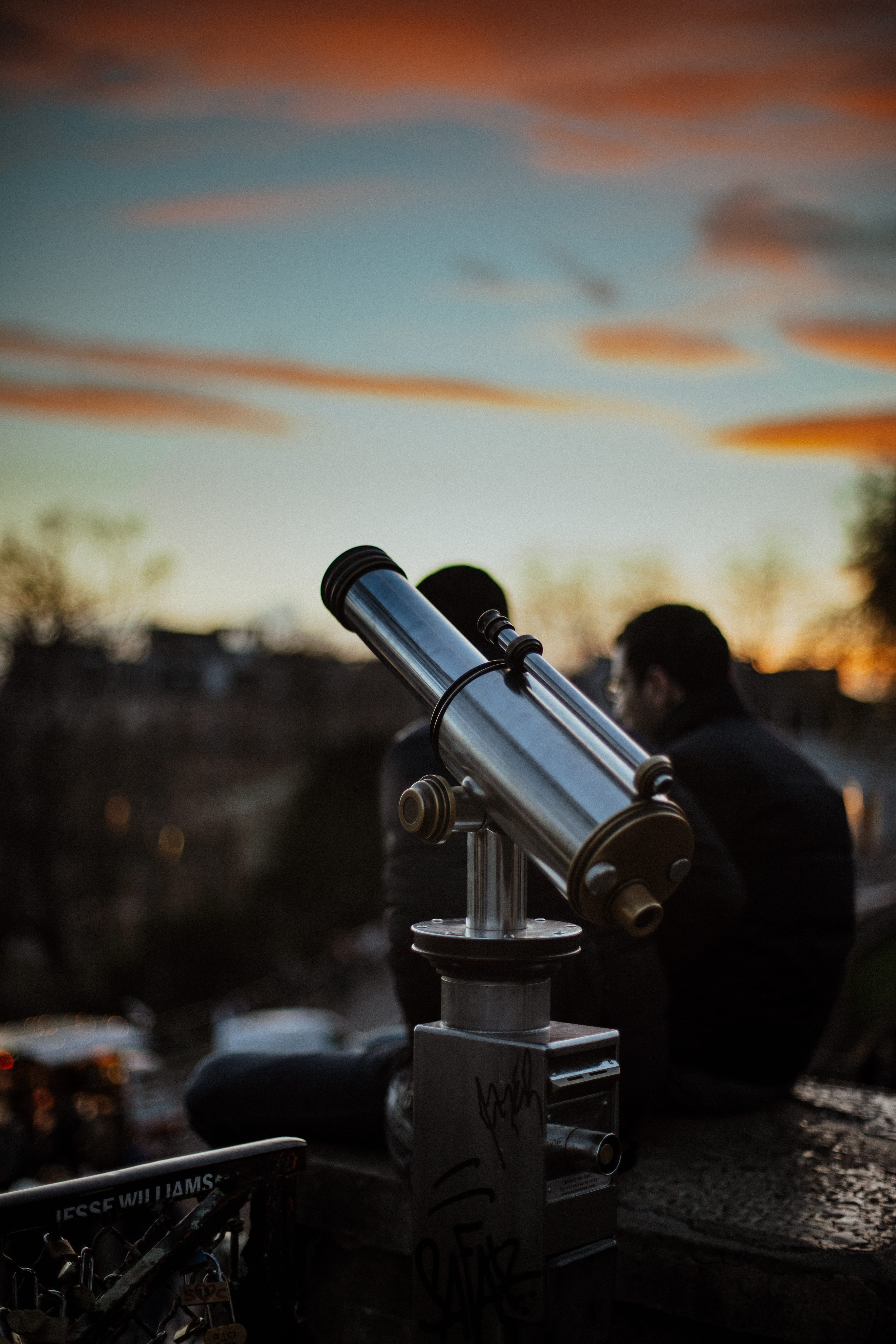 photo, paris, aggression, focus, leisure activity, people, focus on foreground, sacré-cœur, 5K, security, real people, gray, sunset, cowbell, adult, optical instrument, Phone HD Wallpaper