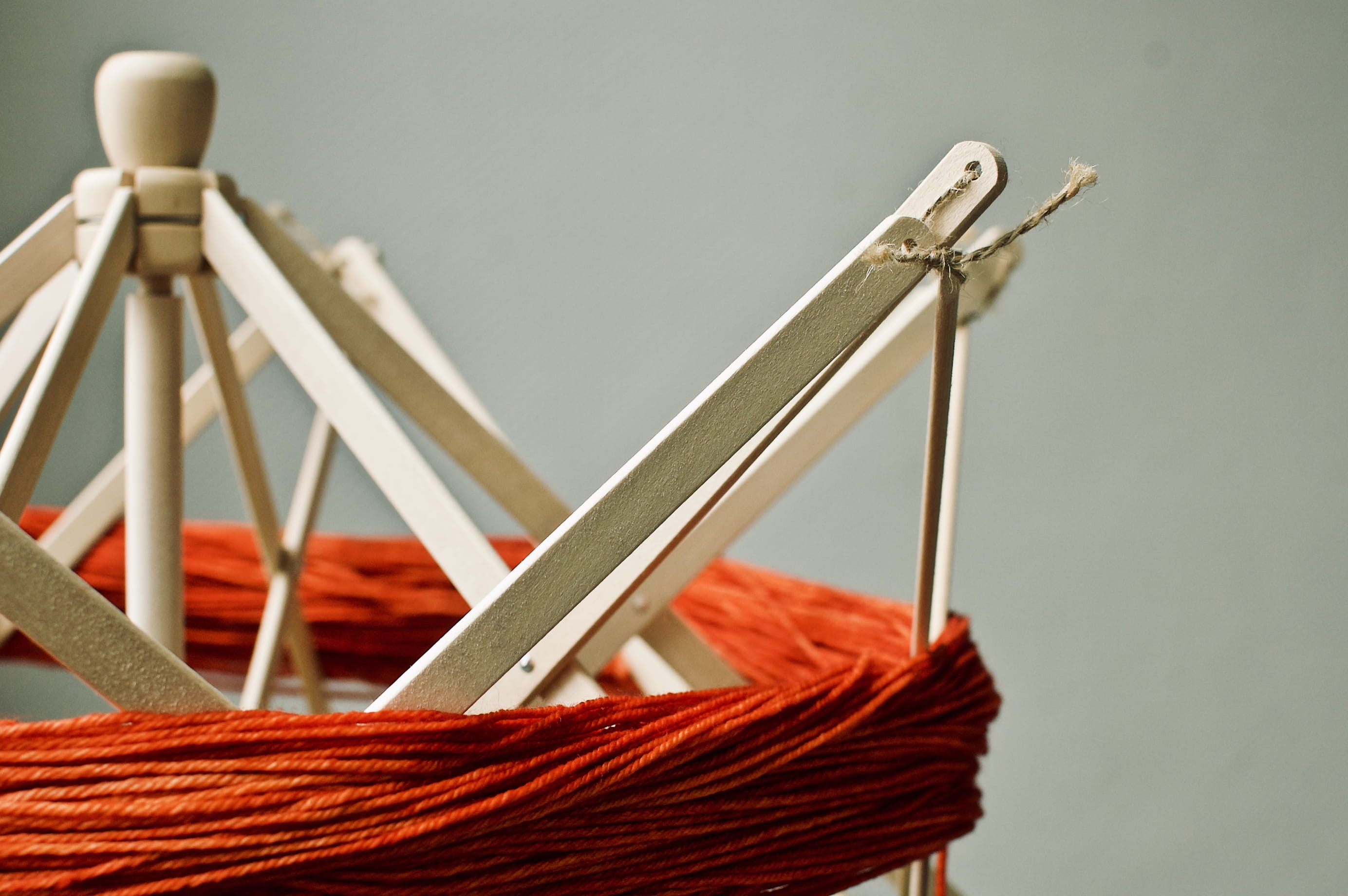 ball of wool, 2K, malabrigo, woven, selective focus, gray, brie, weaving, tabletop, art and craft, orange, basket, drying rack, furniture, no people, table, HD Wallpaper