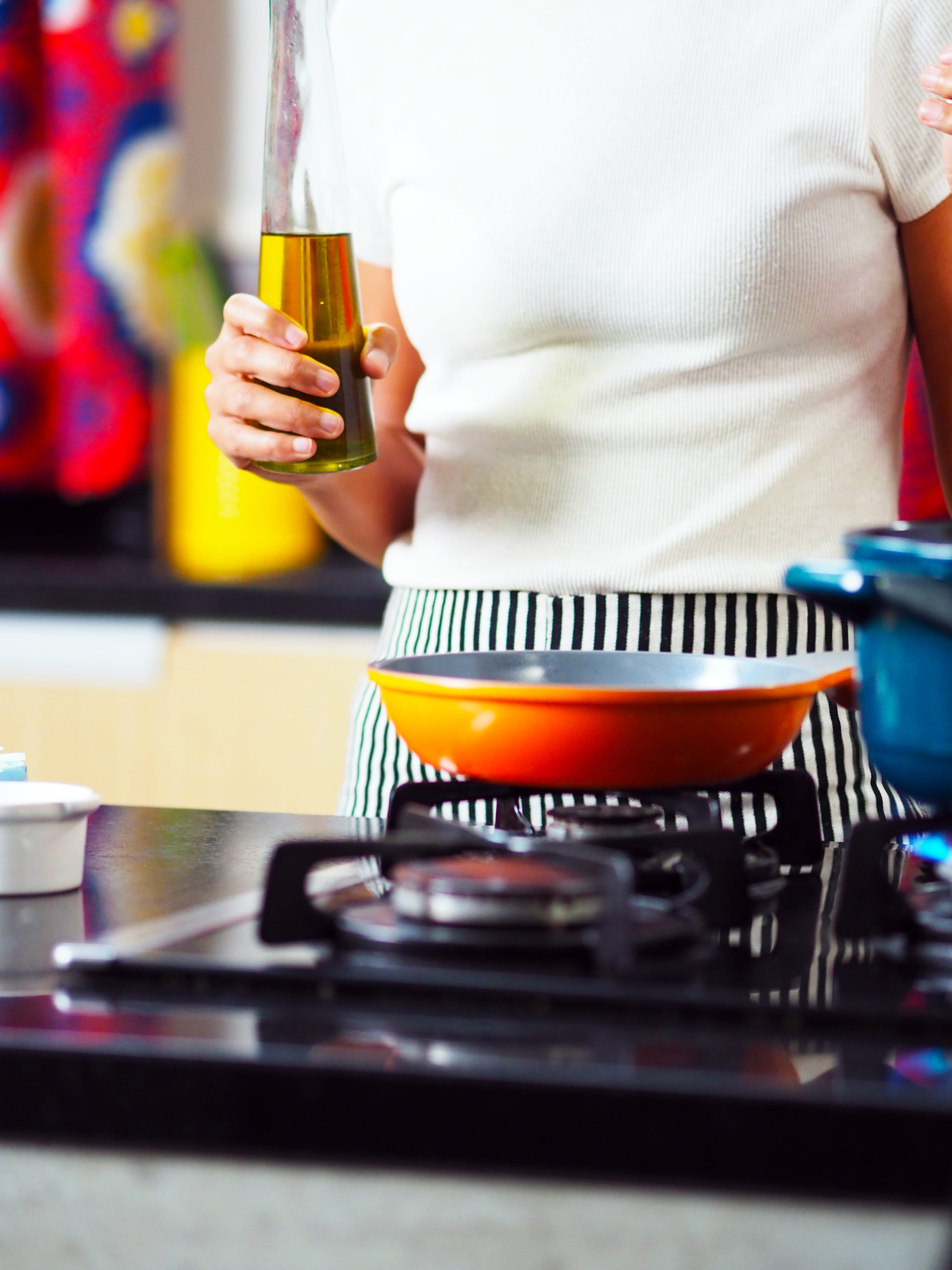 lifestyles, domestic kitchen, 4K, kitchen, food and drink, one person, domestic room, preparing food, women, preparation, indoors, oil, midsection, appliance, Phone HD Wallpaper