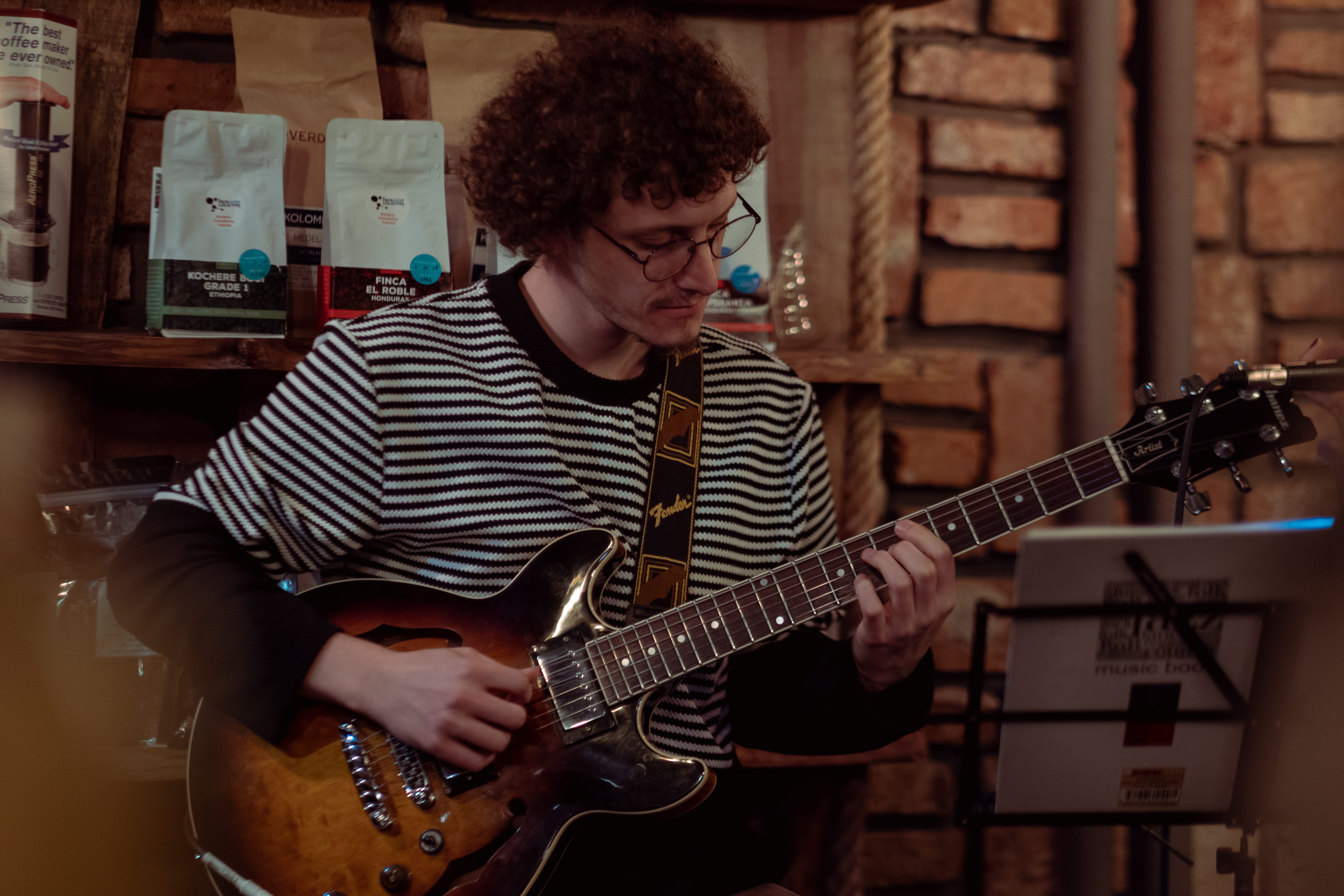 musical instrument, leisure activity, performer, hair, plucking an instrument, bass guitar, türkiye, music, electric guitar, leisure activities, 5K, jam, HD Wallpaper