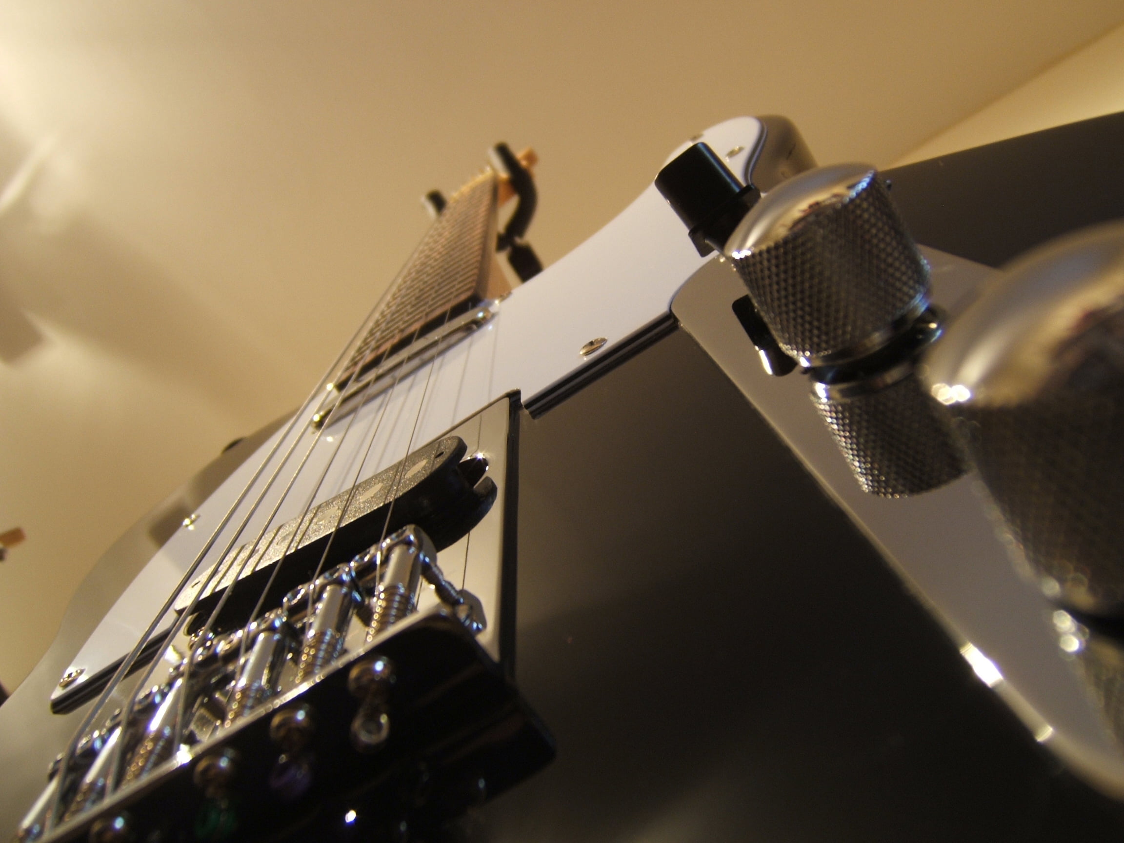 no people, recording studio, animal, musical equipment, black, strings, electric, indoors, still life, studio shot, electro, selective focus, music, 1080P, HD Wallpaper