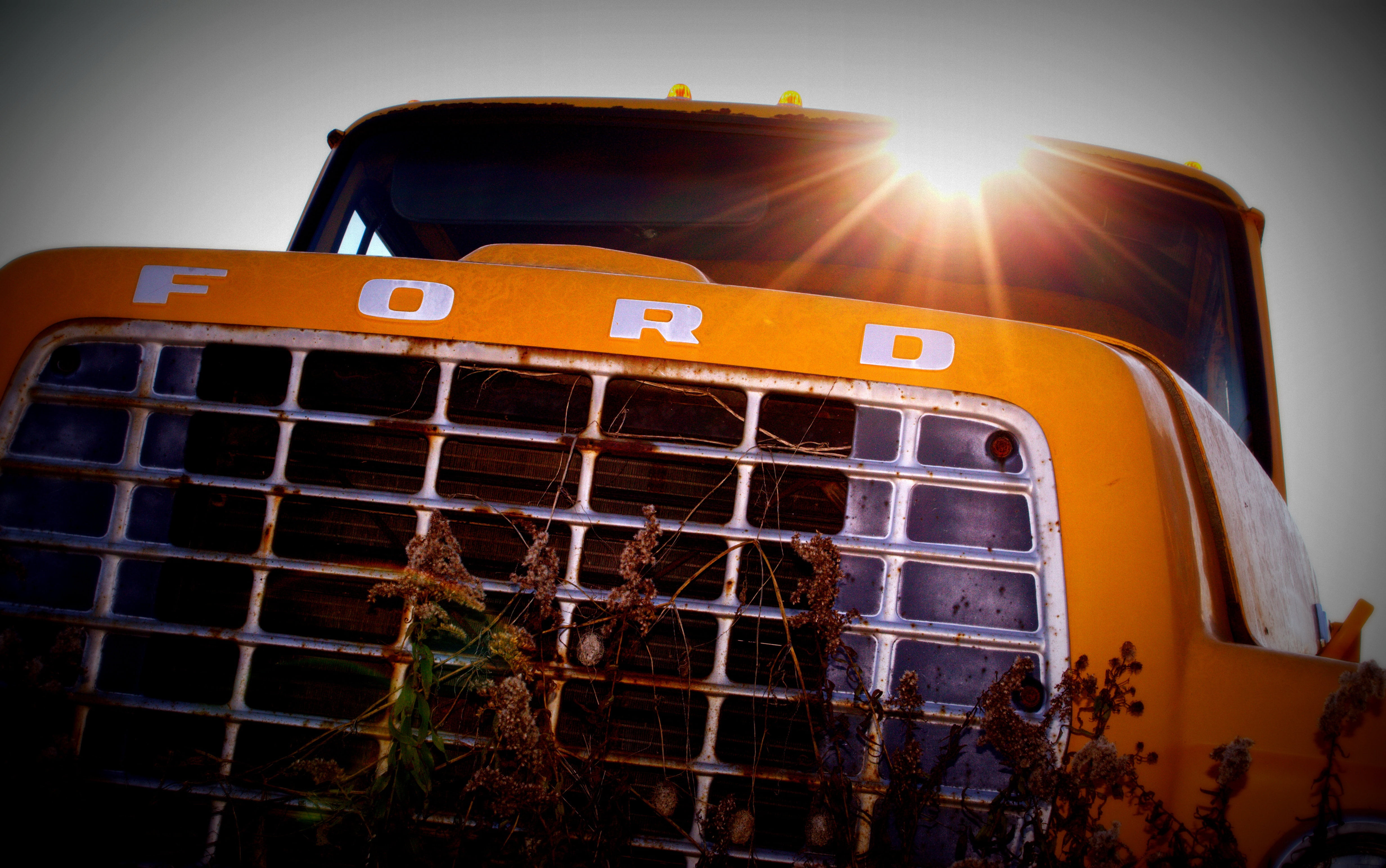 ford, grille, salvage yard, day, land Vehicle, nature, no people, motor vehicle, 4K, rusty, wreck, history, public transportation, transportation, communication, HD Wallpaper