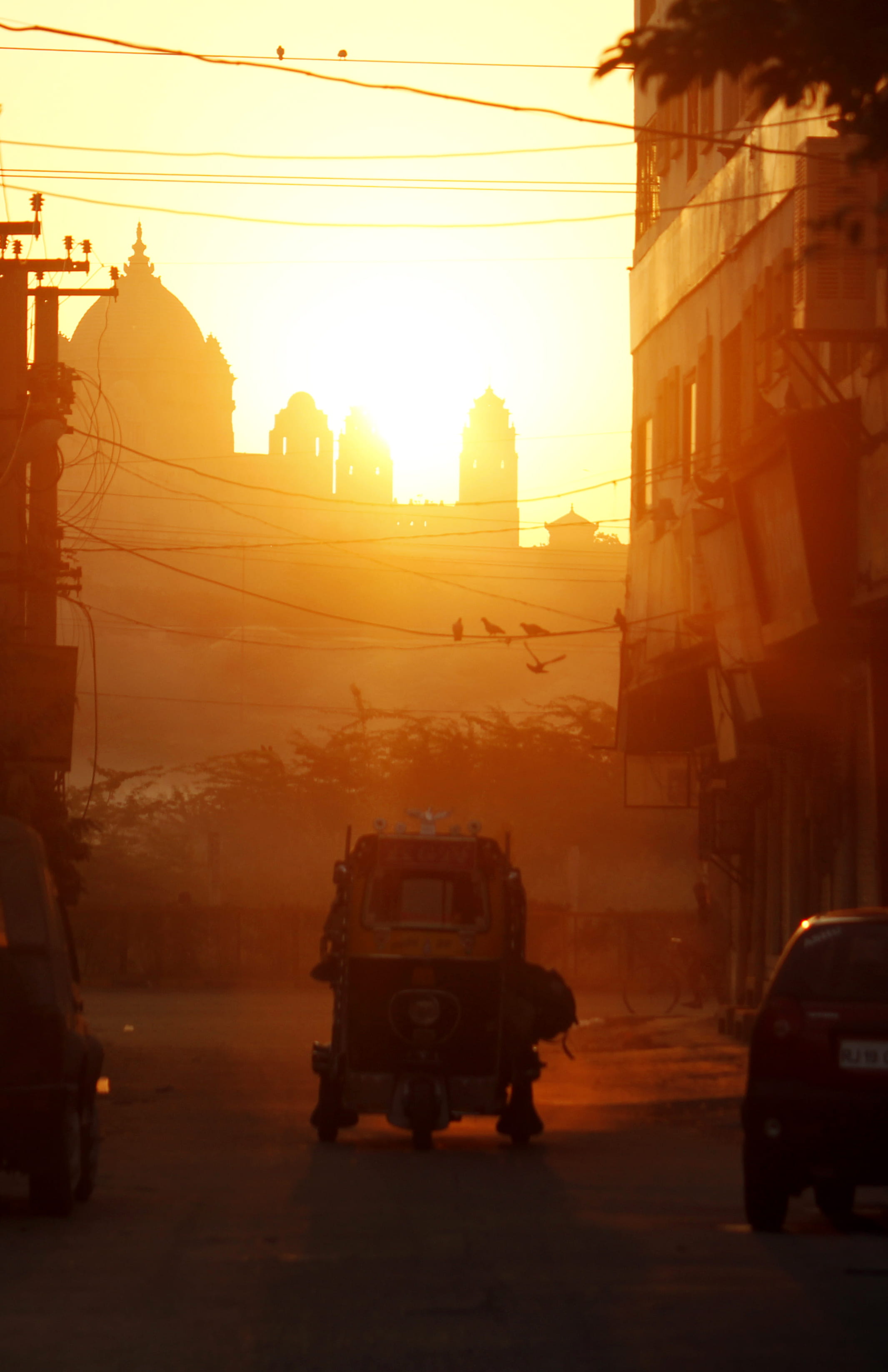 golden, electricity, land vehicle, hou, car, street, sun, auto, city, lens flare, rickshaw, cable, motor vehicle, building exterior, built structure, architecture, Phone HD Wallpaper