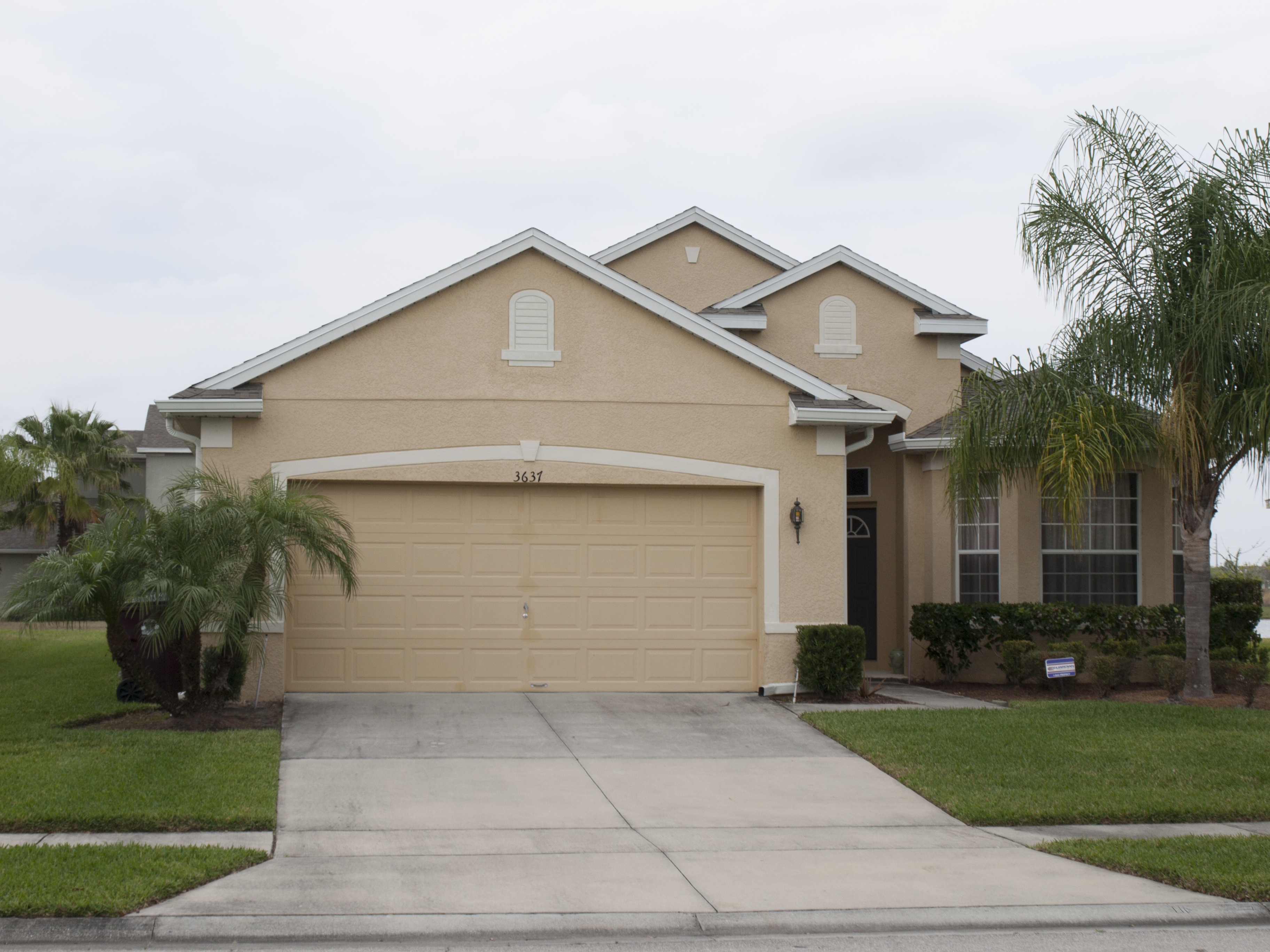 living, house, entrance, roof, outdoors, florida, luxury, housing block, cloud - sky, white, beige, city, architecture, grass, building, sky, no people, HD Wallpaper