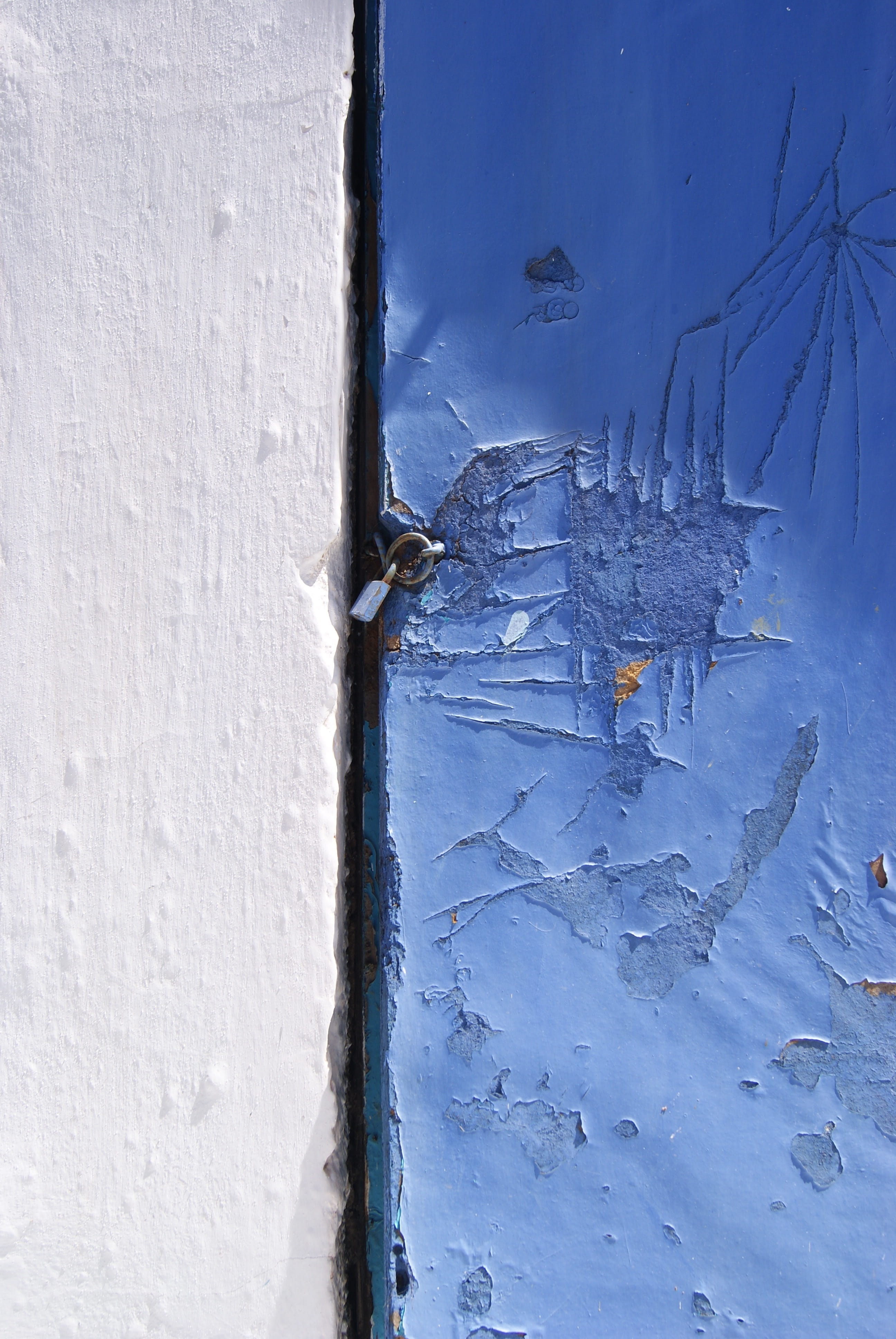 beauty in nature, close-up, nature, blue, architecture, stained, surface, vintage, backdrop, outdoors, effect, white, artistic, paint, window, built structure, Phone HD Wallpaper