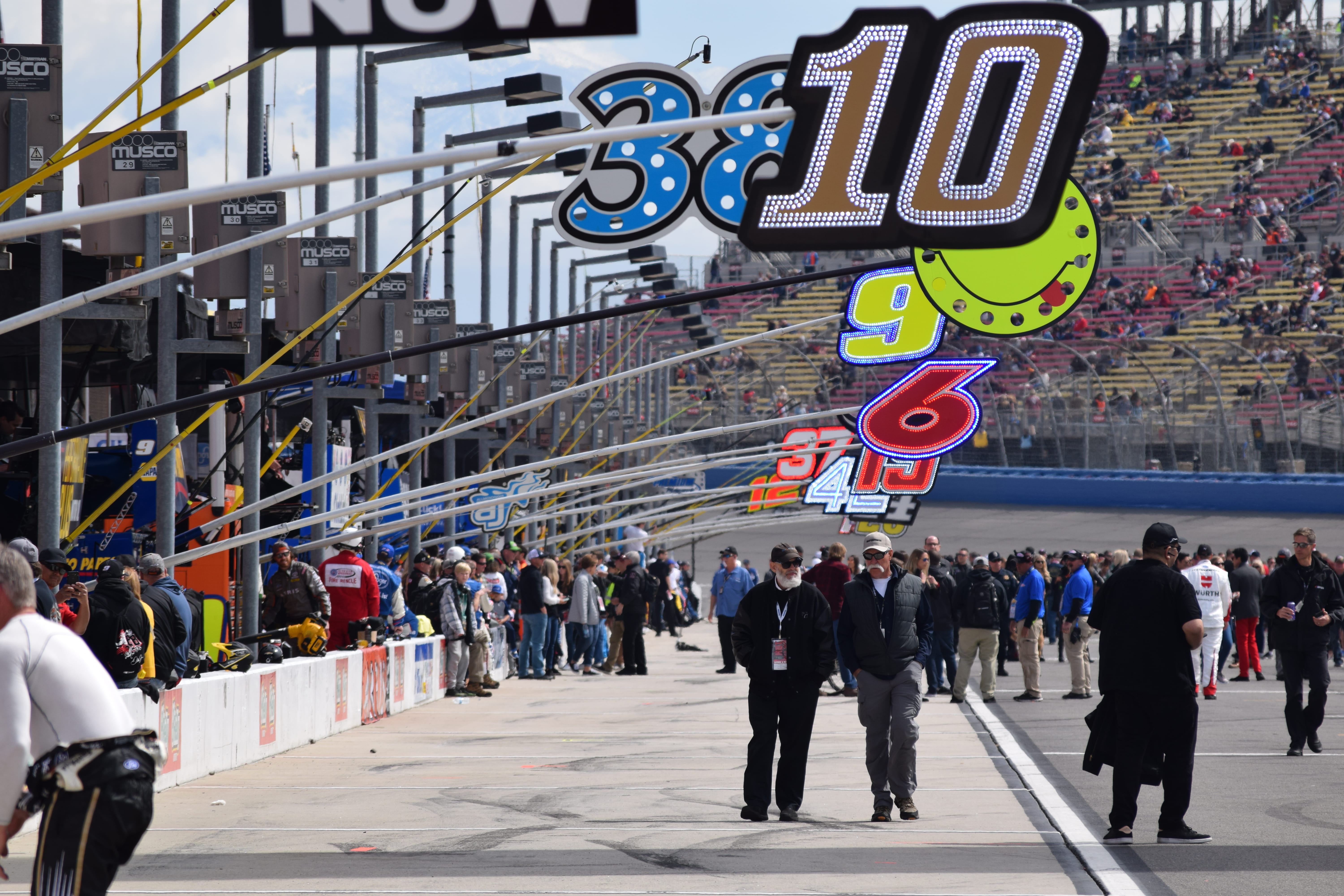 5K, architecture, women, stock car, pit row, large group of people, text, city, motorsports, racing, united states, built structure, fontana, outdoors, HD Wallpaper
