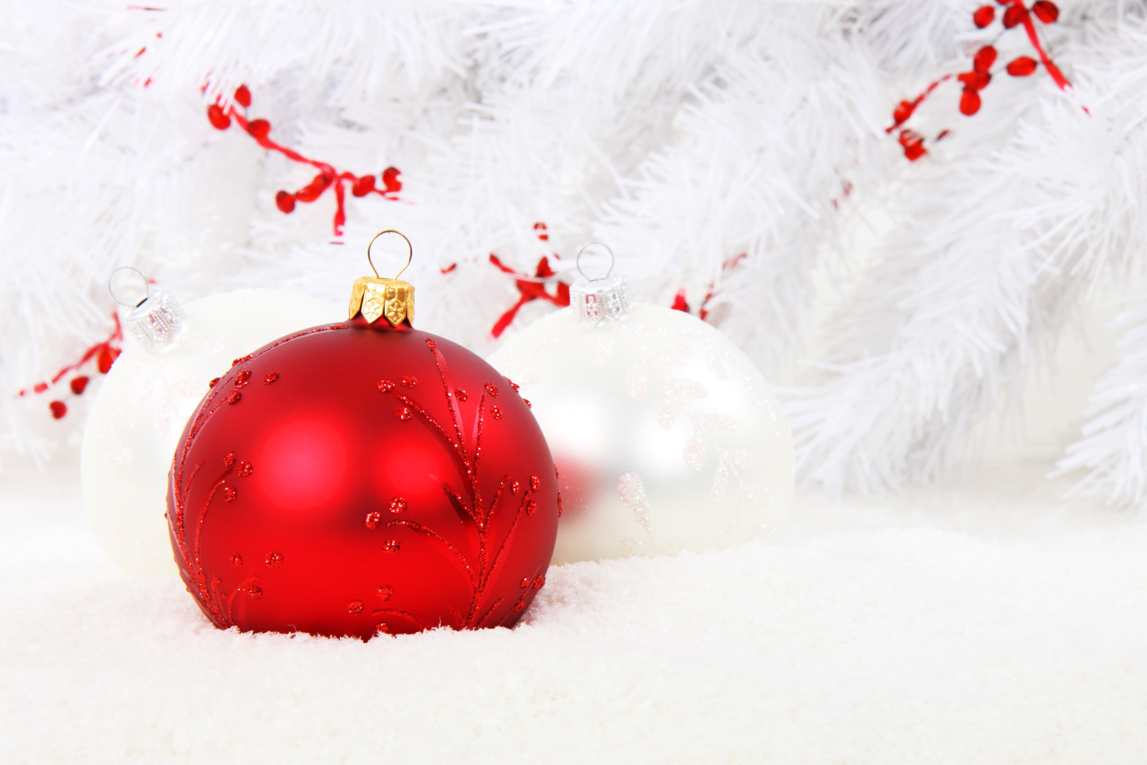christmas Ornament, seasonal, snowing, glass, season, christmas bauble, snow, ball, shiny, small group of objects, red, holiday, no people, christmas tree, HD Wallpaper