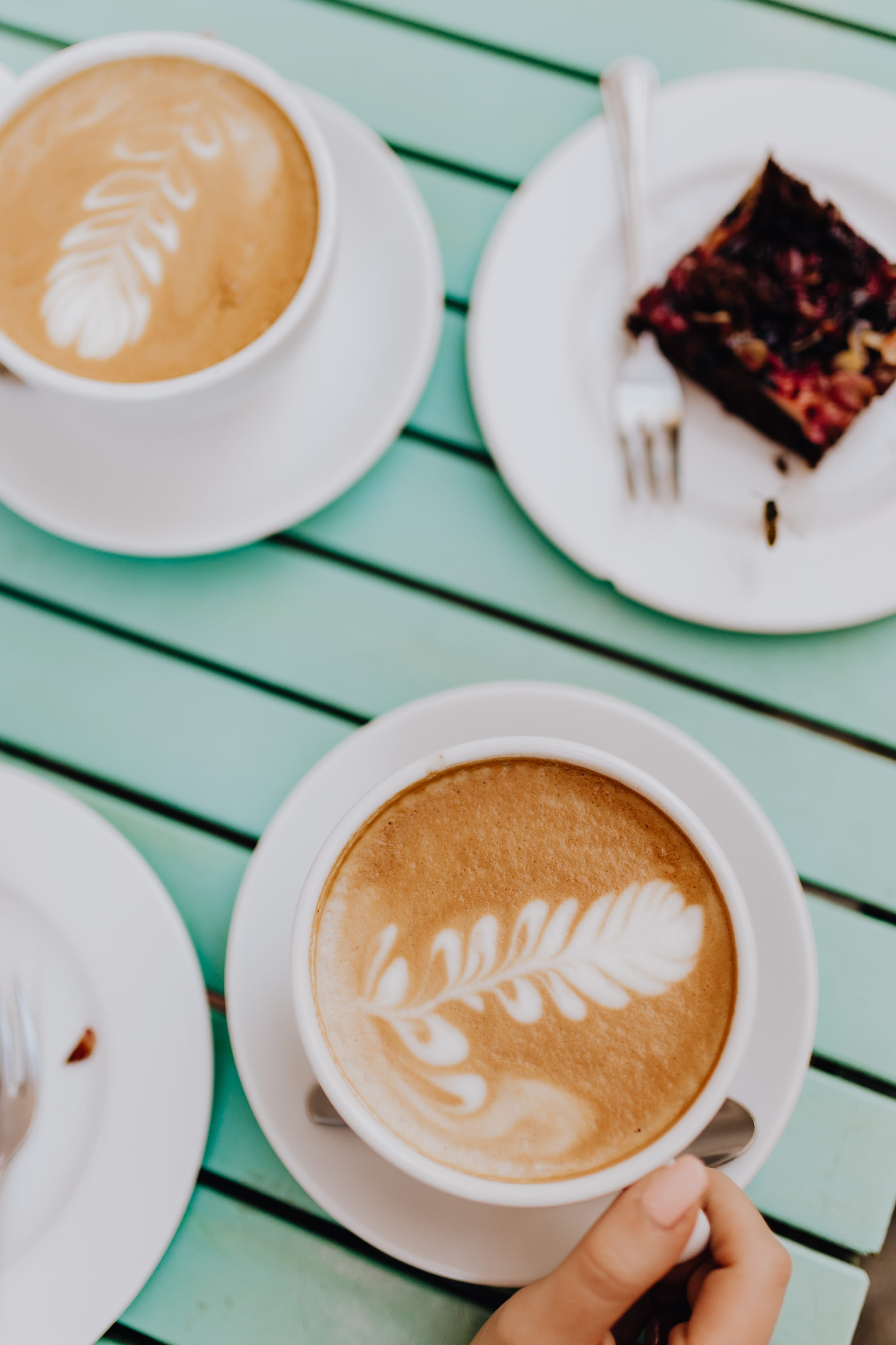 retaurant, indoors, lunch, cappuccino, plate, temptation, baked, latte, frothy drink, friends, eating, hot drink, coffee - drink, food, 4K, drinking, meeting, Phone HD Wallpaper