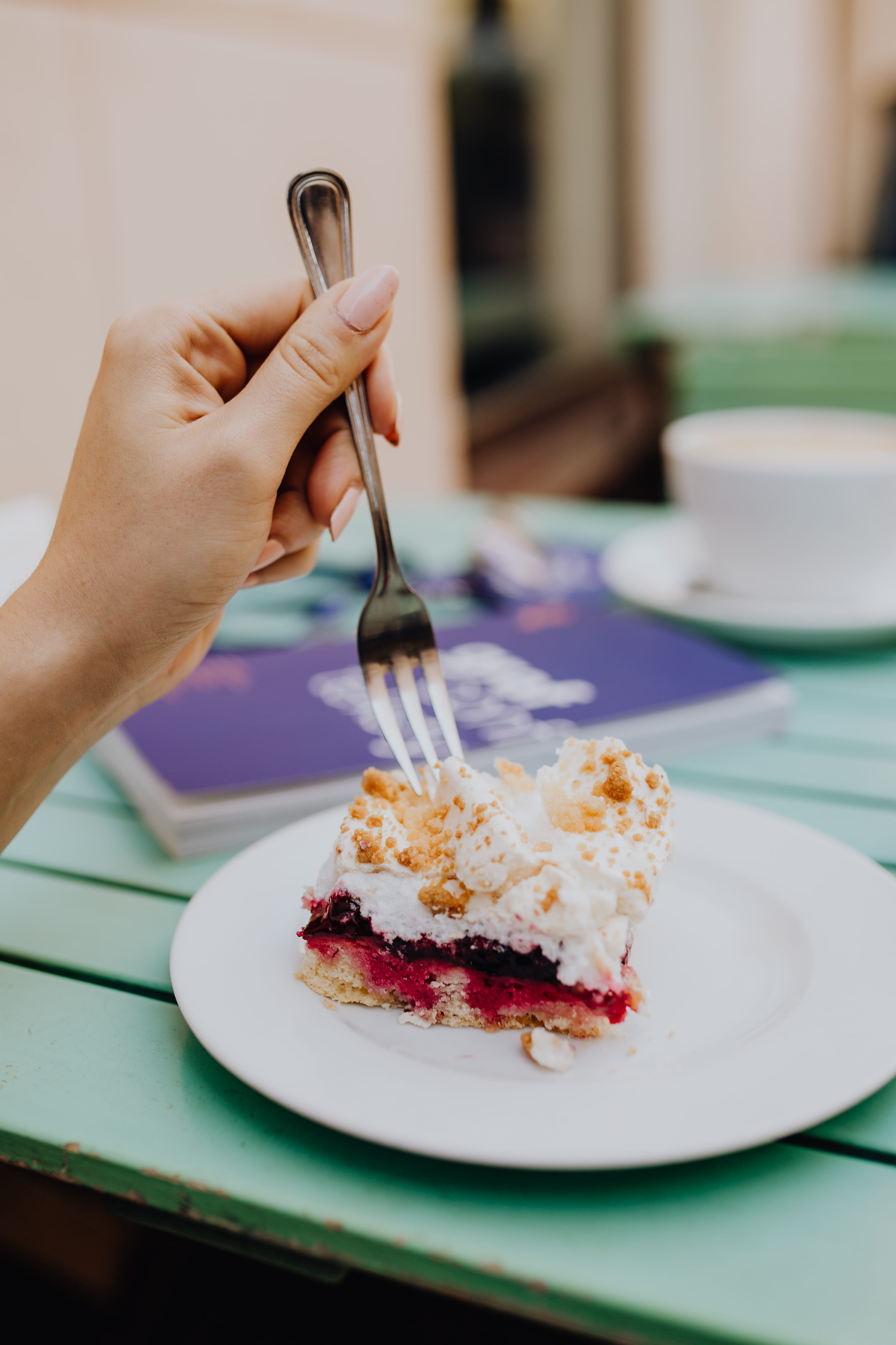 kitchen utensil, friends, time, meeting, freshness, food and drink, retaurant, dessert, human hand, indulgence, cafe late, cake, drinking, late, cafeteria, Phone HD Wallpaper