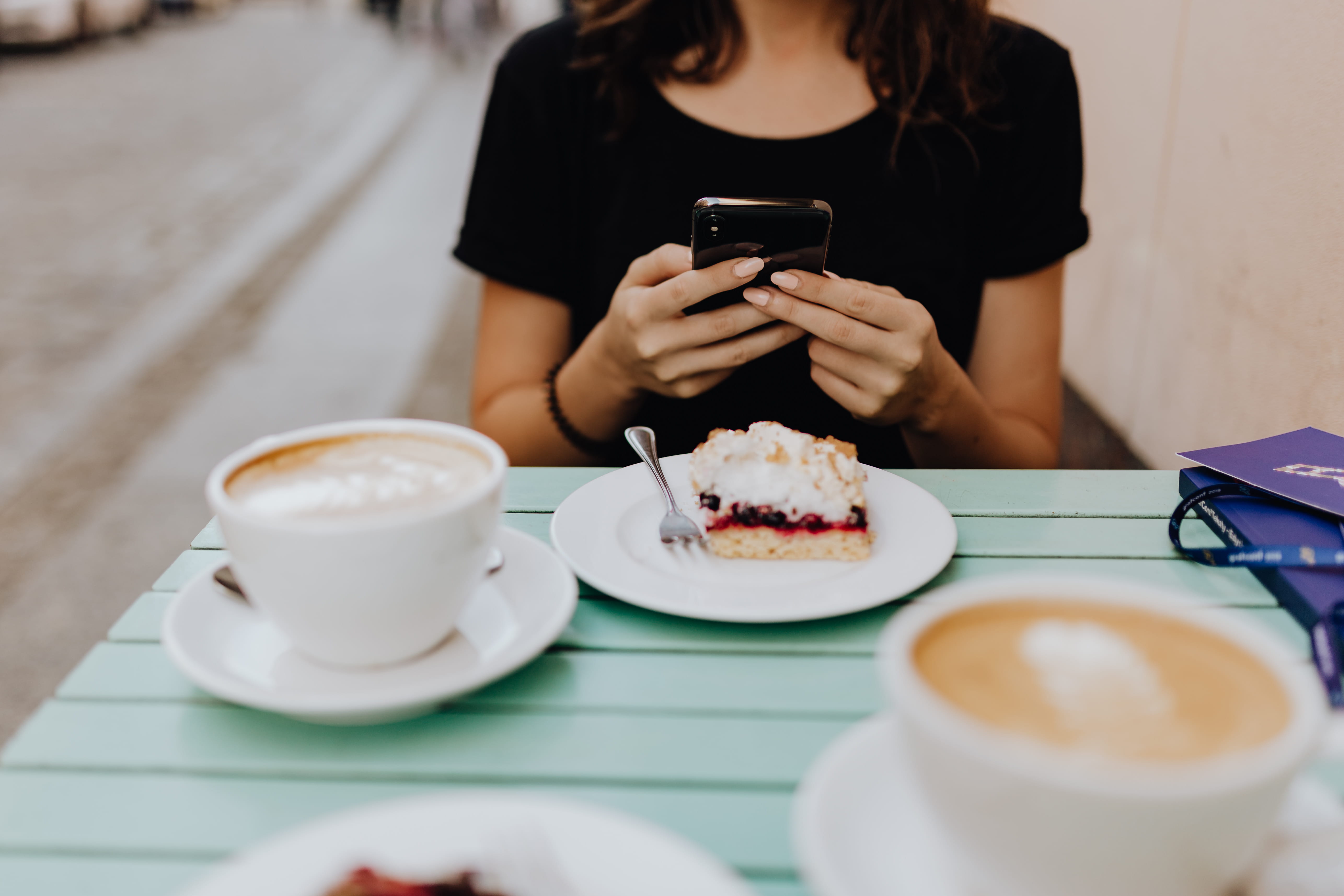 smart phone, holding, women, coffee cup, meeting, grafconf, one person, cafe late, refreshment, technology, female, cafeteria, wireless technology, food and drink, HD Wallpaper
