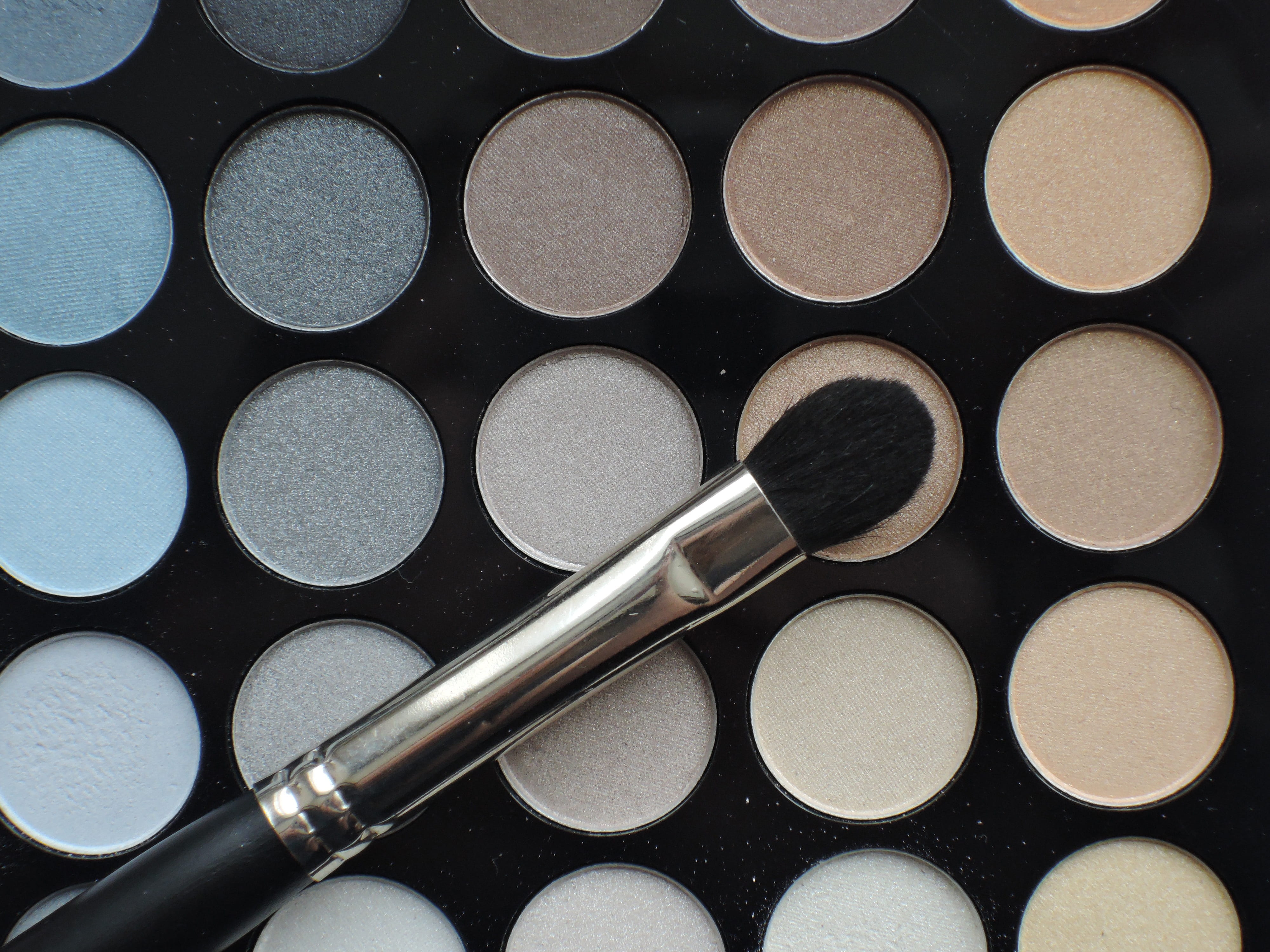 cosmetics, brush, make-up brush, in a row, indoors, beauty, palette, no people, 4K, geometric shape, beauty product, face powder, shape, design, full frame, HD Wallpaper