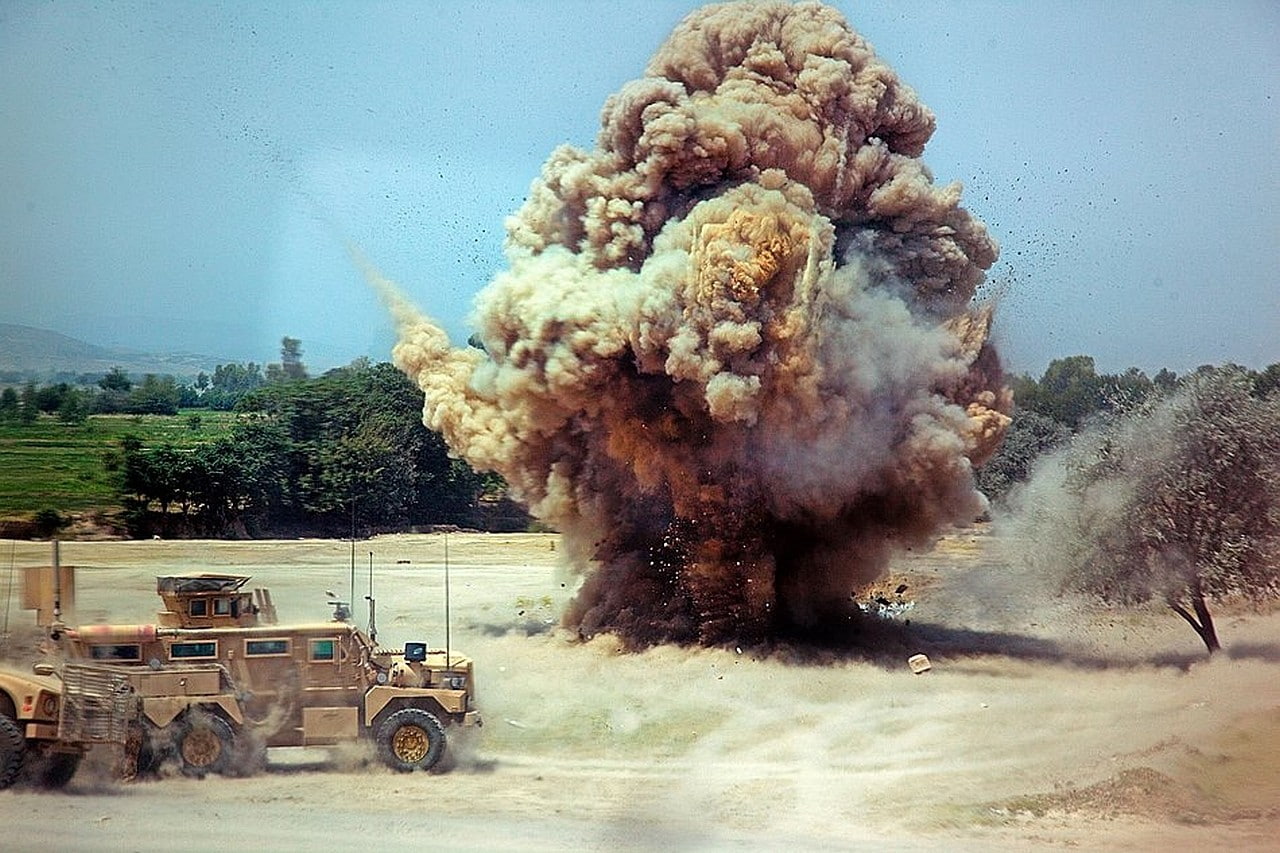 military, 720P, Humvee, dangerous, explosion, HD Wallpaper