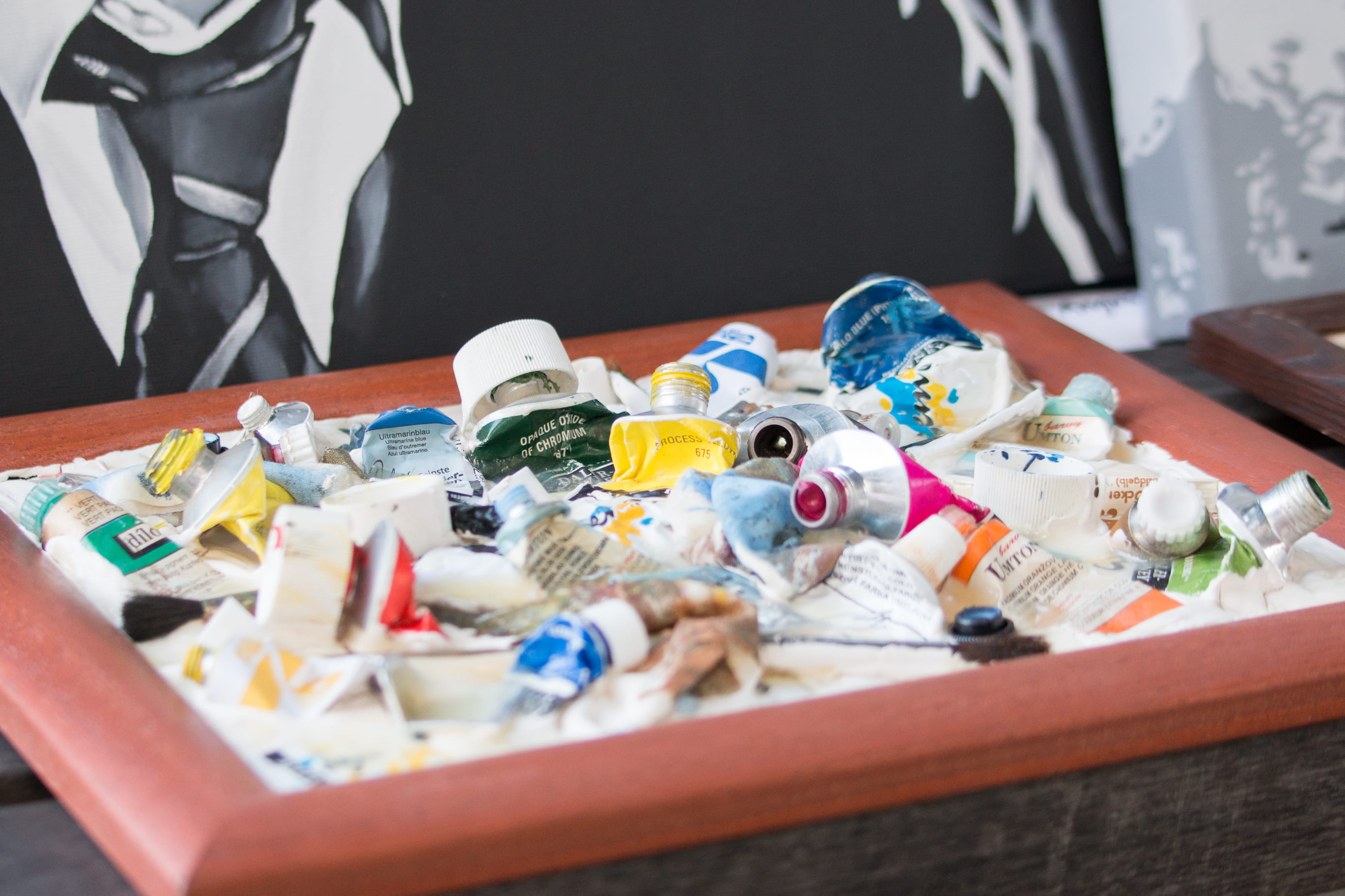 tubes, no people, large group of objects, options, table, paint tubes, color, option, selective focus, 2K, variation, painting, tray, glass, container, HD Wallpaper