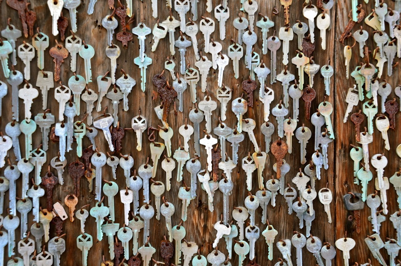 wooden surface, keys, 720P, metal, rust, brown, HD Wallpaper