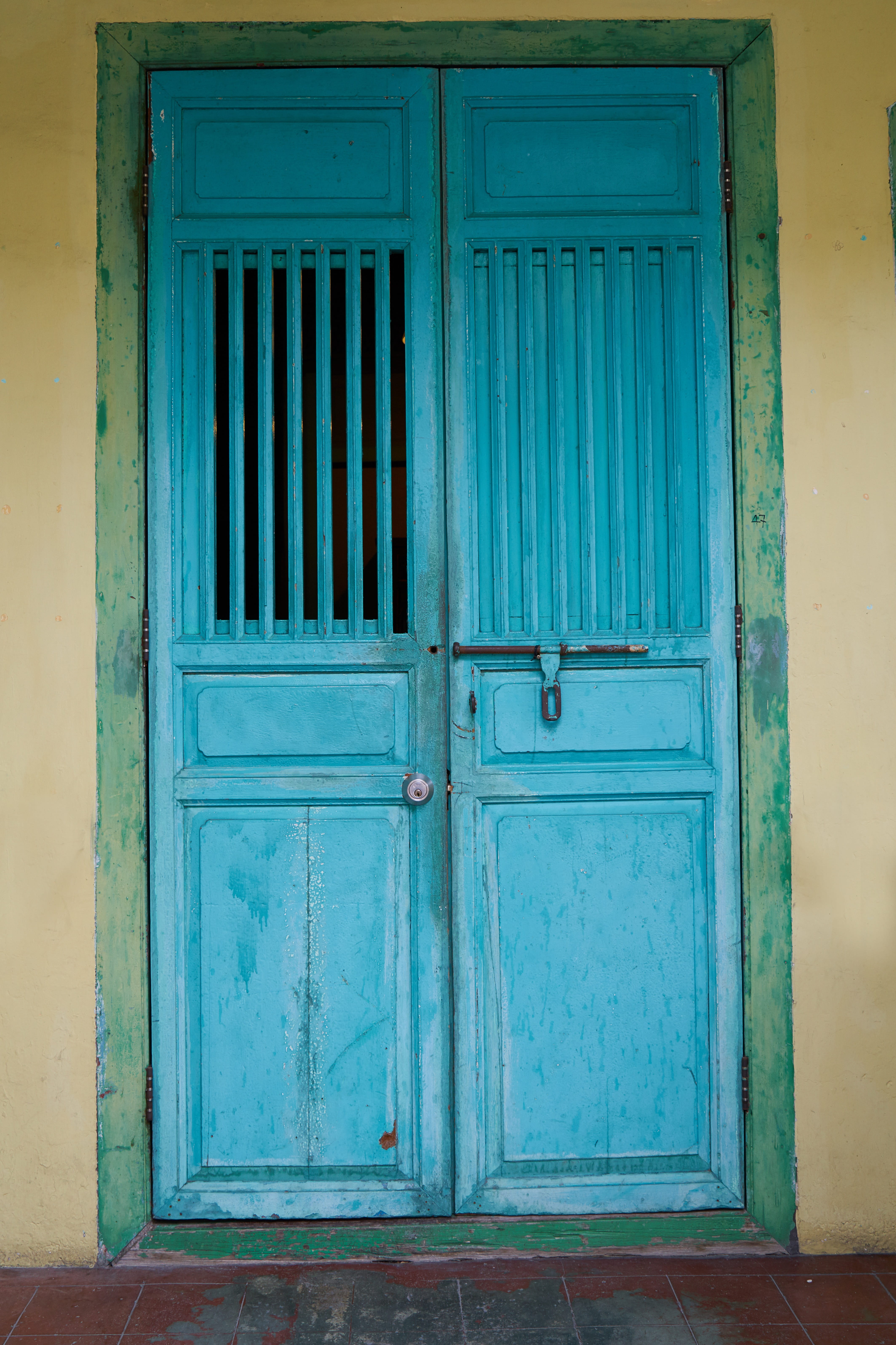 copy space, texture, color, house, old, 5K, architecture, selective focus, front door, detail, nobody, building, blue, decoration, color image, security, Phone HD Wallpaper
