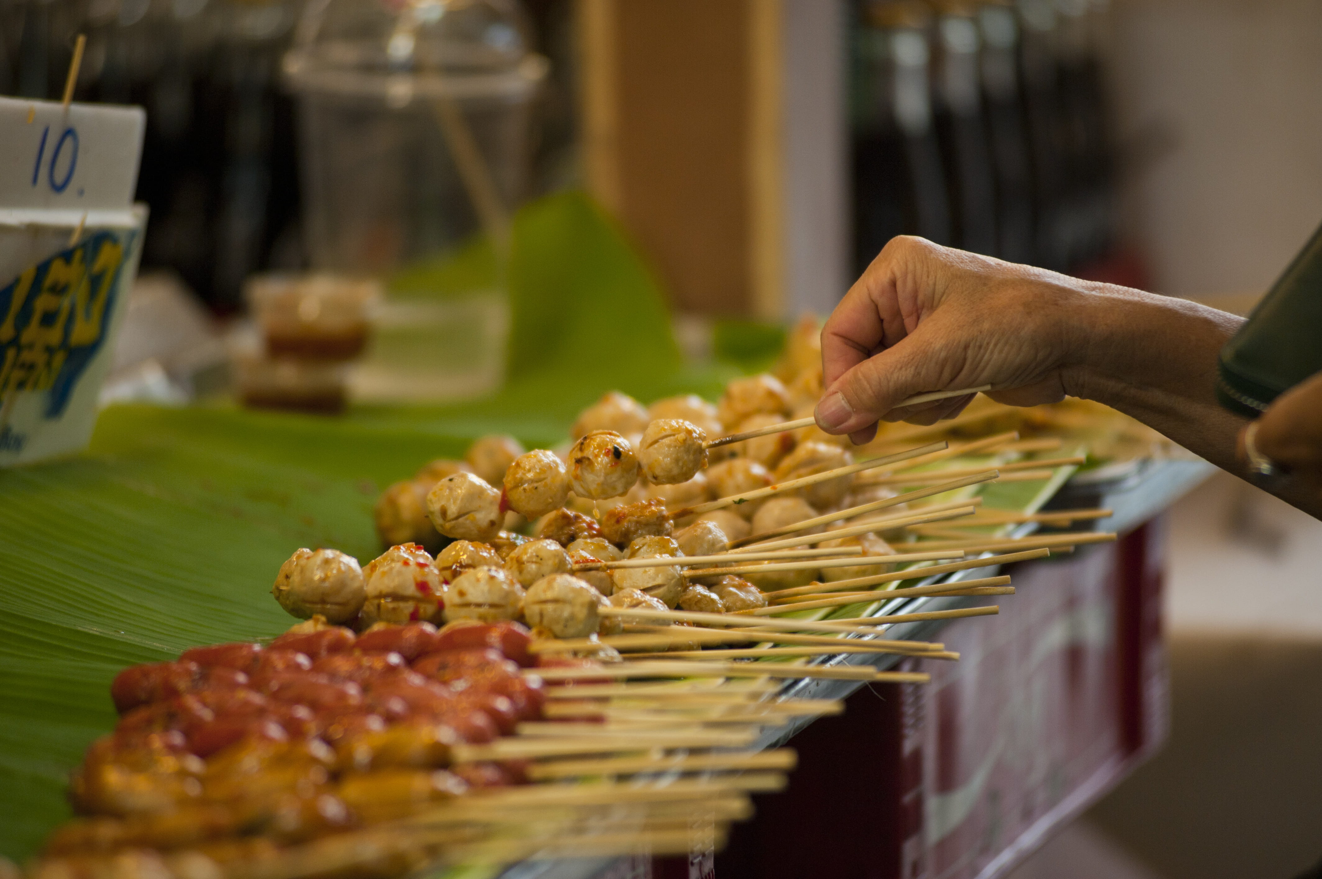 photography, lifestyles, food, retail display, tilt, shift, tasty, one person, street food, freshness, food and drink, finger, market stall, option, epicure, HD Wallpaper