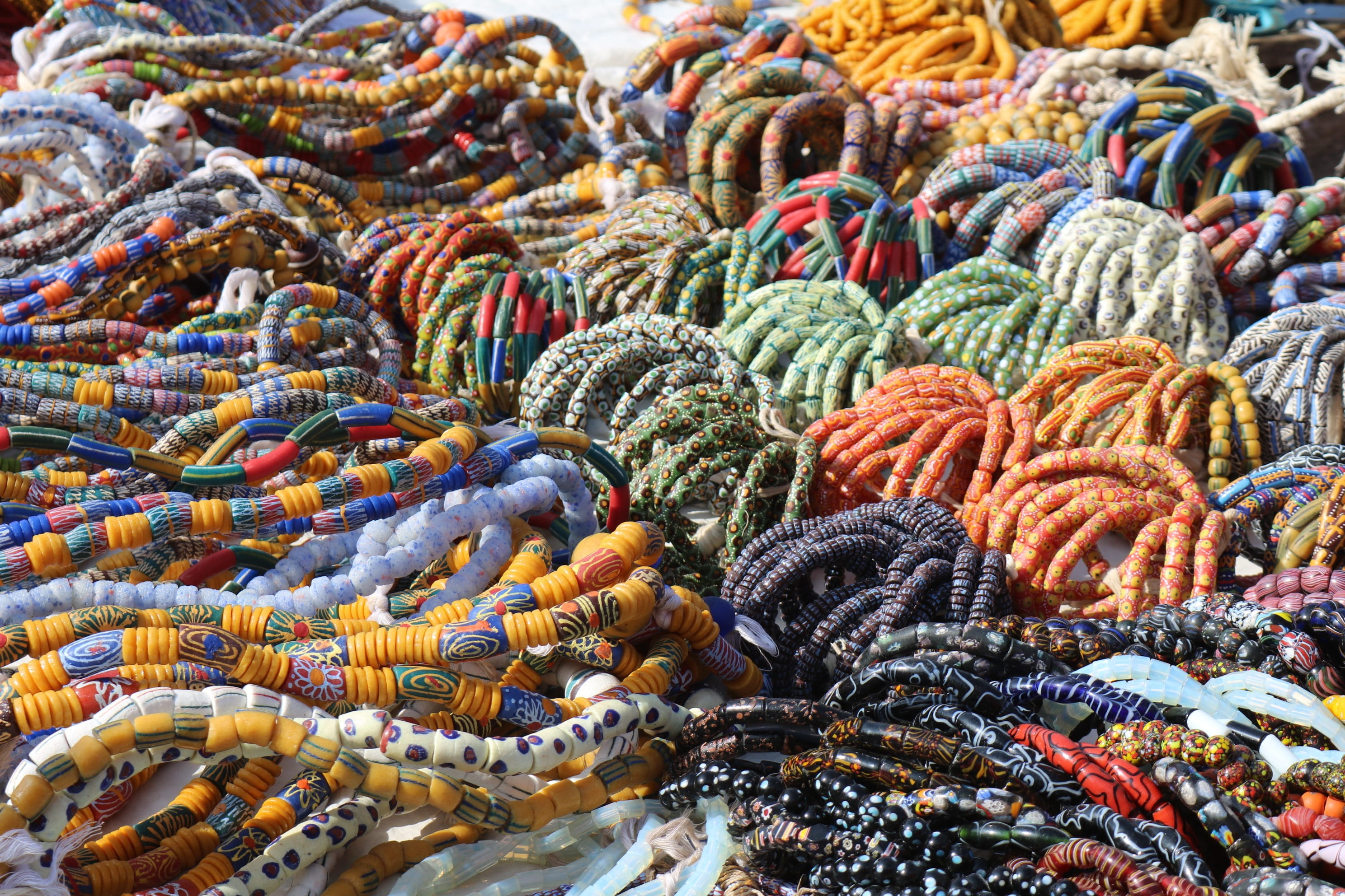 ghana, rope, close-up, backgrounds, africa, day, wool, Pearl Market, market stall, water, Pearl Necklace, multi Colored, abundance, sea, necklace, variation, HD Wallpaper