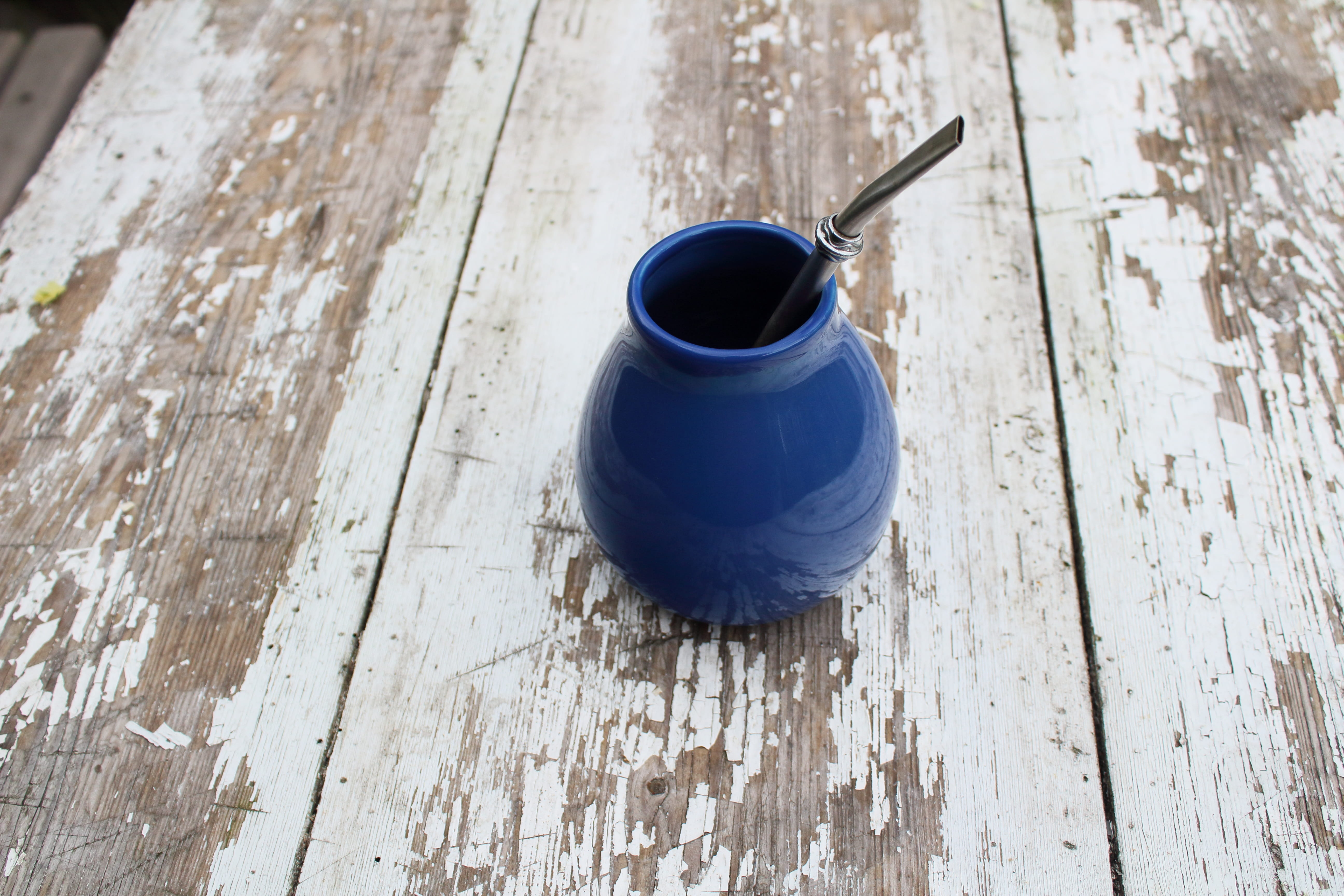 high angle view, wood - material, wood, indoors, coffee cup, flooring, cup, wood grain, tea cup, plank, still life, Yerba Mate, close-up, mug, blue, 5K, HD Wallpaper