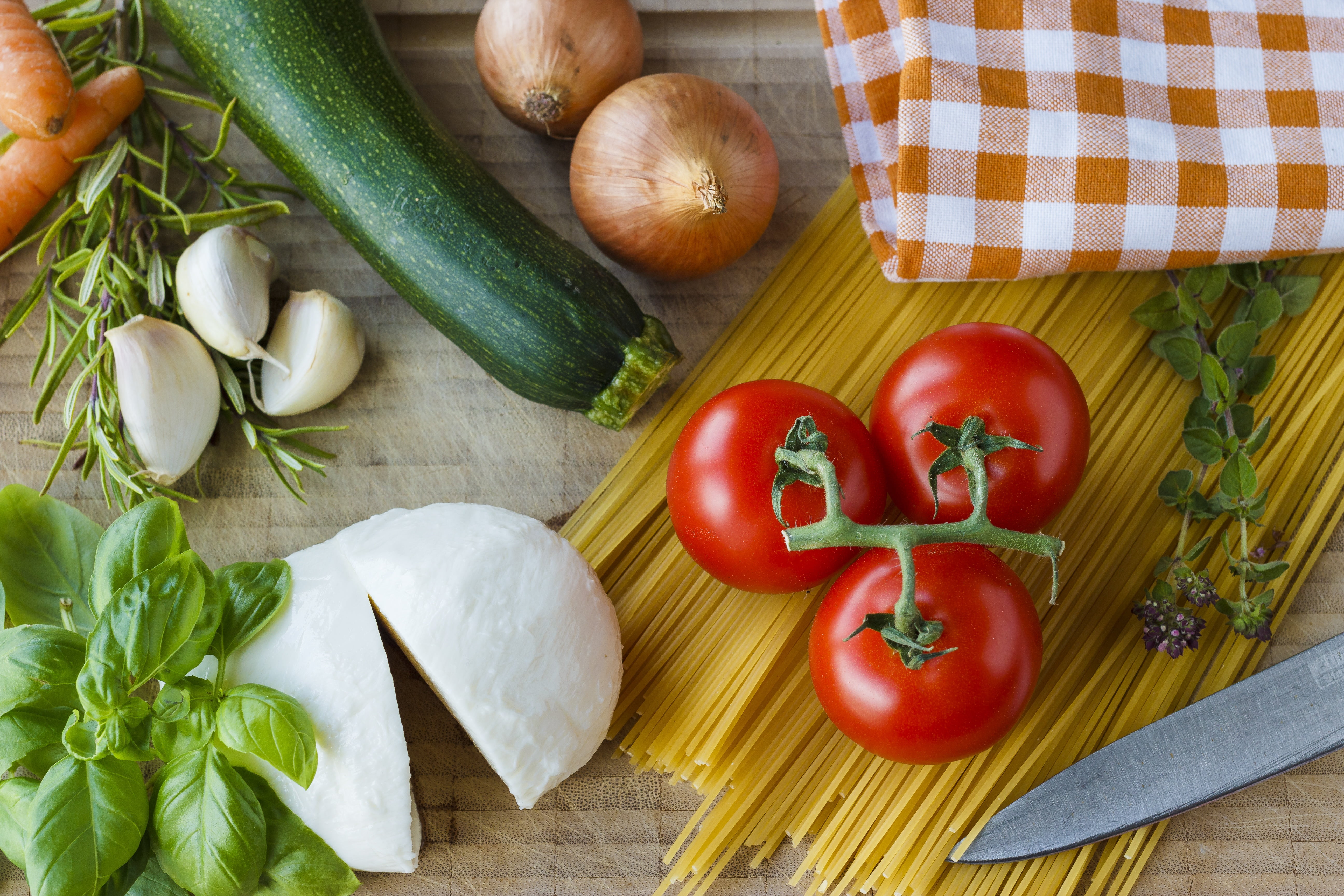fruit, organic, frisch, wellbeing, raw food, cheese, italian, meal, onion, red, herbs, herb, tomato, onions, pasta, noodles, spaghetti, tomato mozzarella, HD Wallpaper