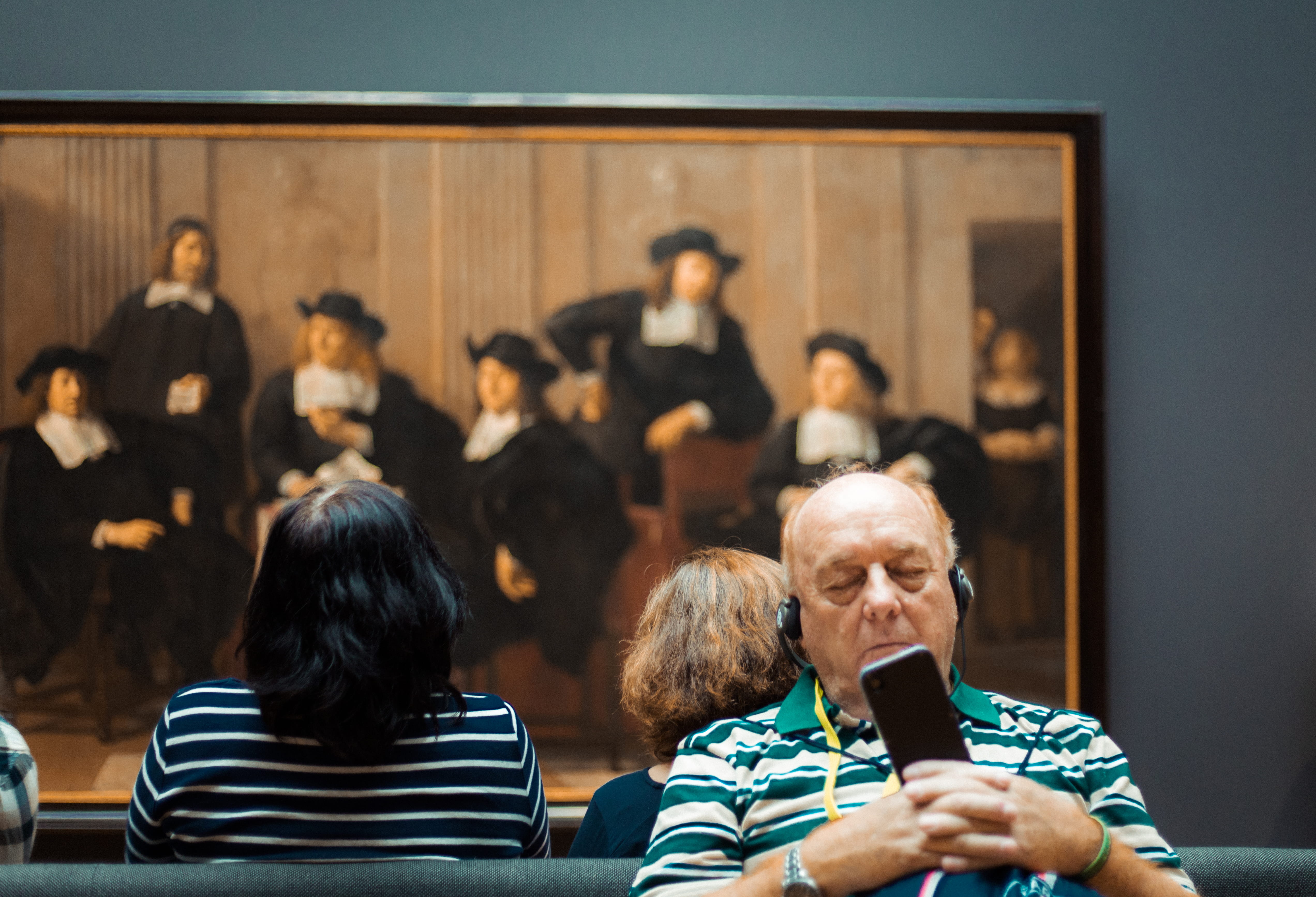 audience, the netherlands, art, mature men, 4K, man, indoors, rijksmuseum, sitting, women, senior men, phone, cell phone, group of people, adult, waist up, HD Wallpaper