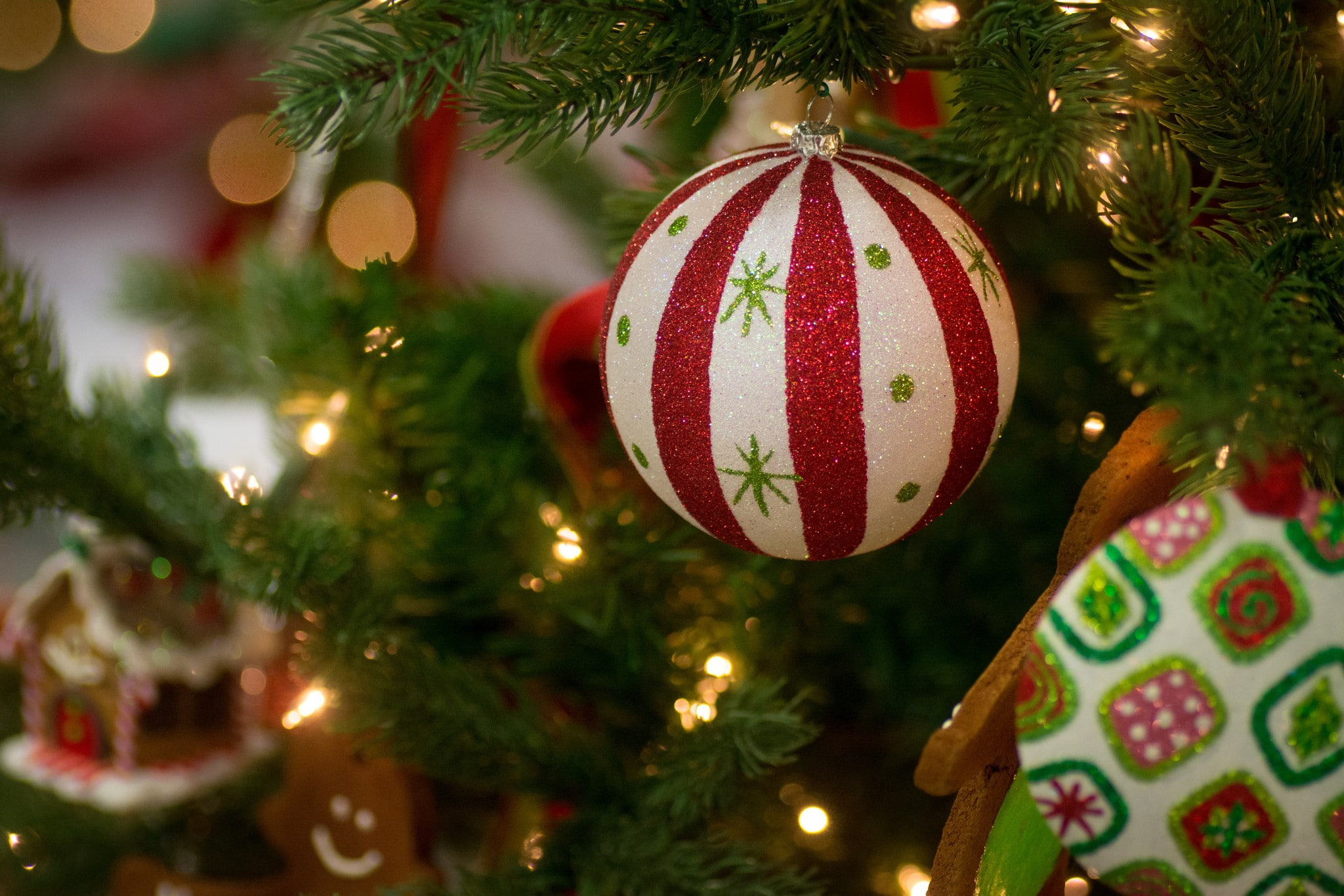 new, hd, dekstop backgrounds, year, s, needles, new year, balls, bokeh, 1080P, HD Wallpaper