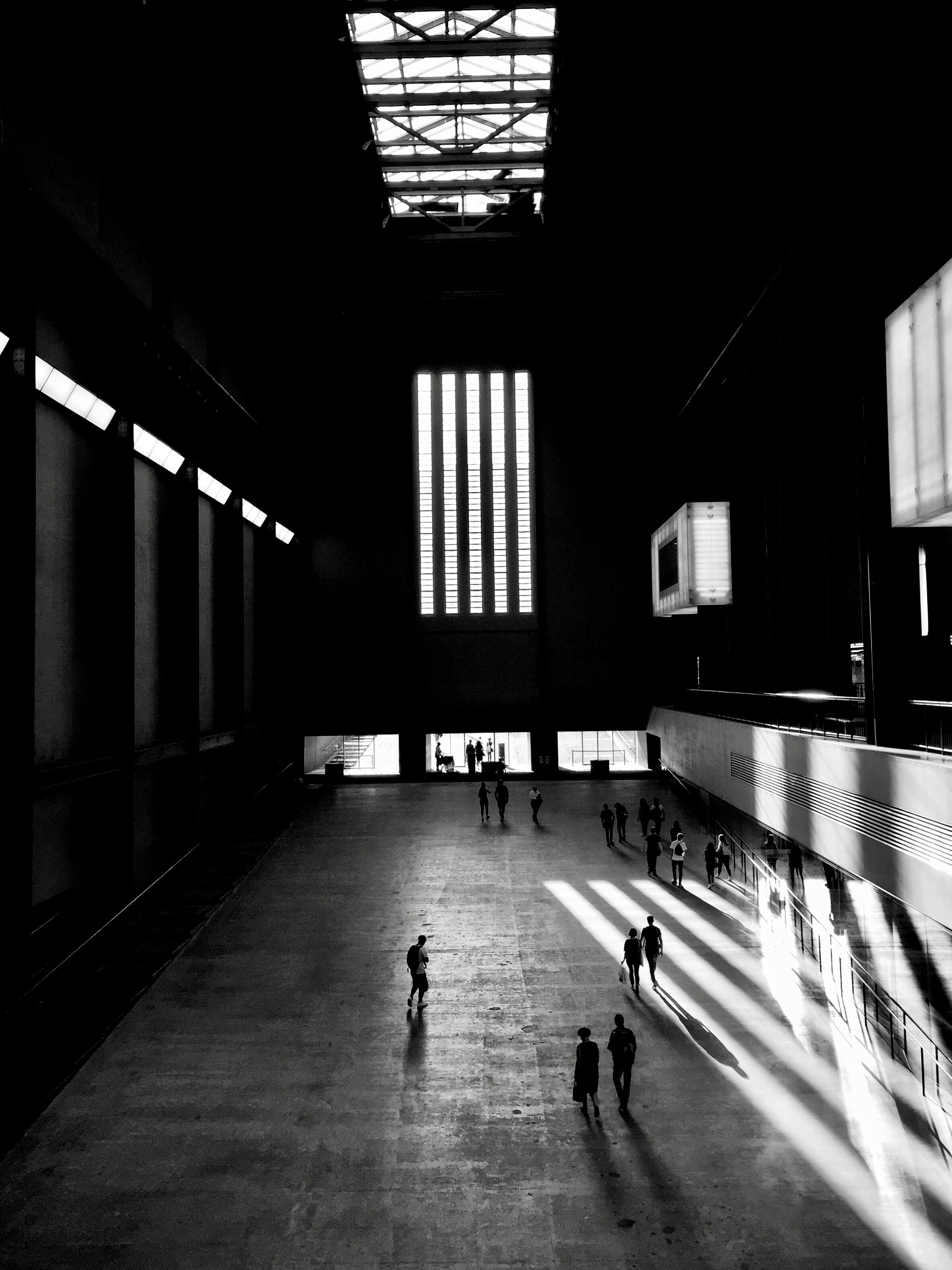flooring, day, bandw, building, greyscale, united kingdom, transportation, built structure, lifestyles, women, greater london, window, men, skylight, floor, Phone HD Wallpaper