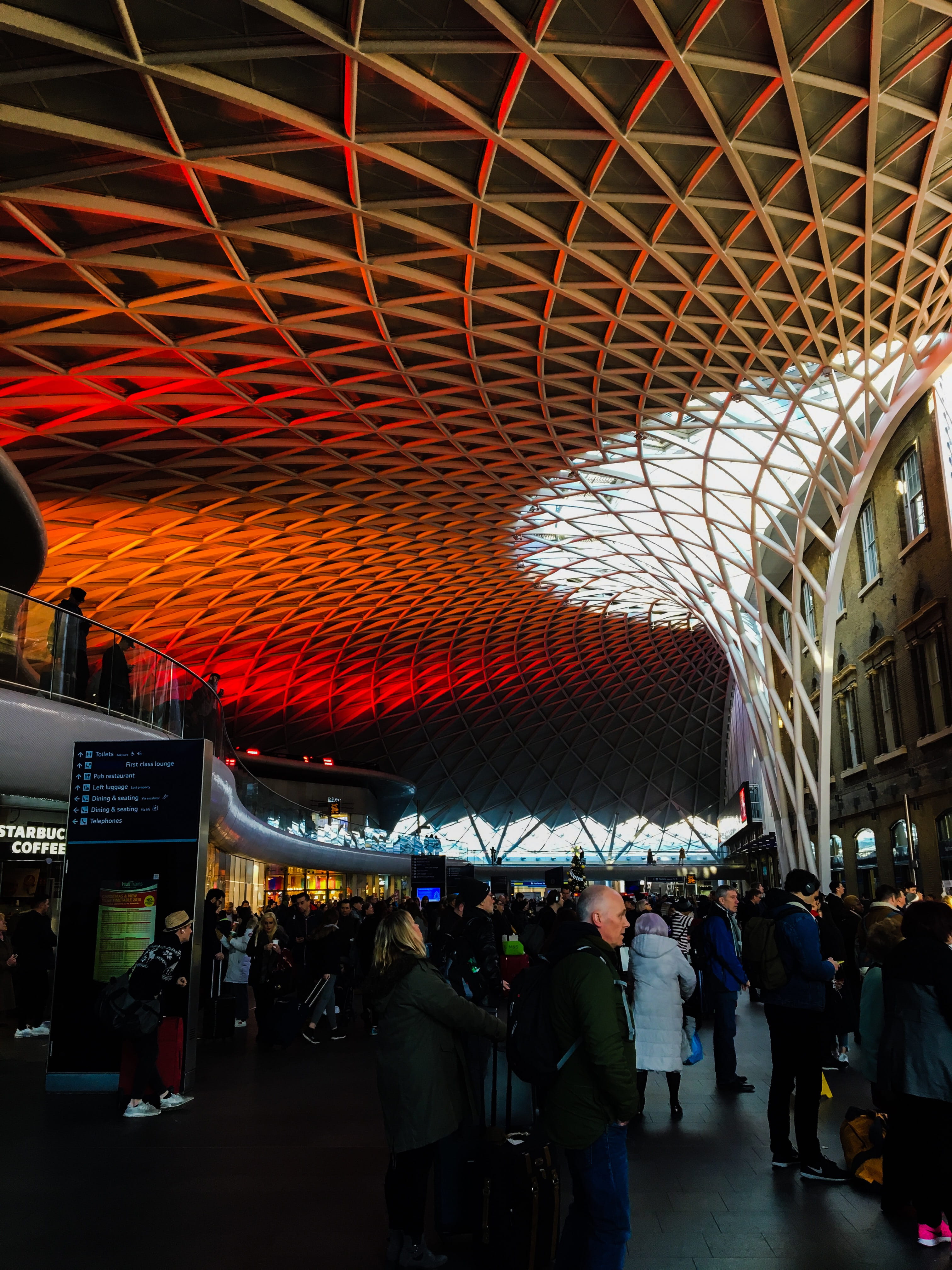 ceiling, architecture, lighting, business, travel, large group of people, crowd, 4K, train station, men, terminal, town, leisure activity, group of people, Phone HD Wallpaper
