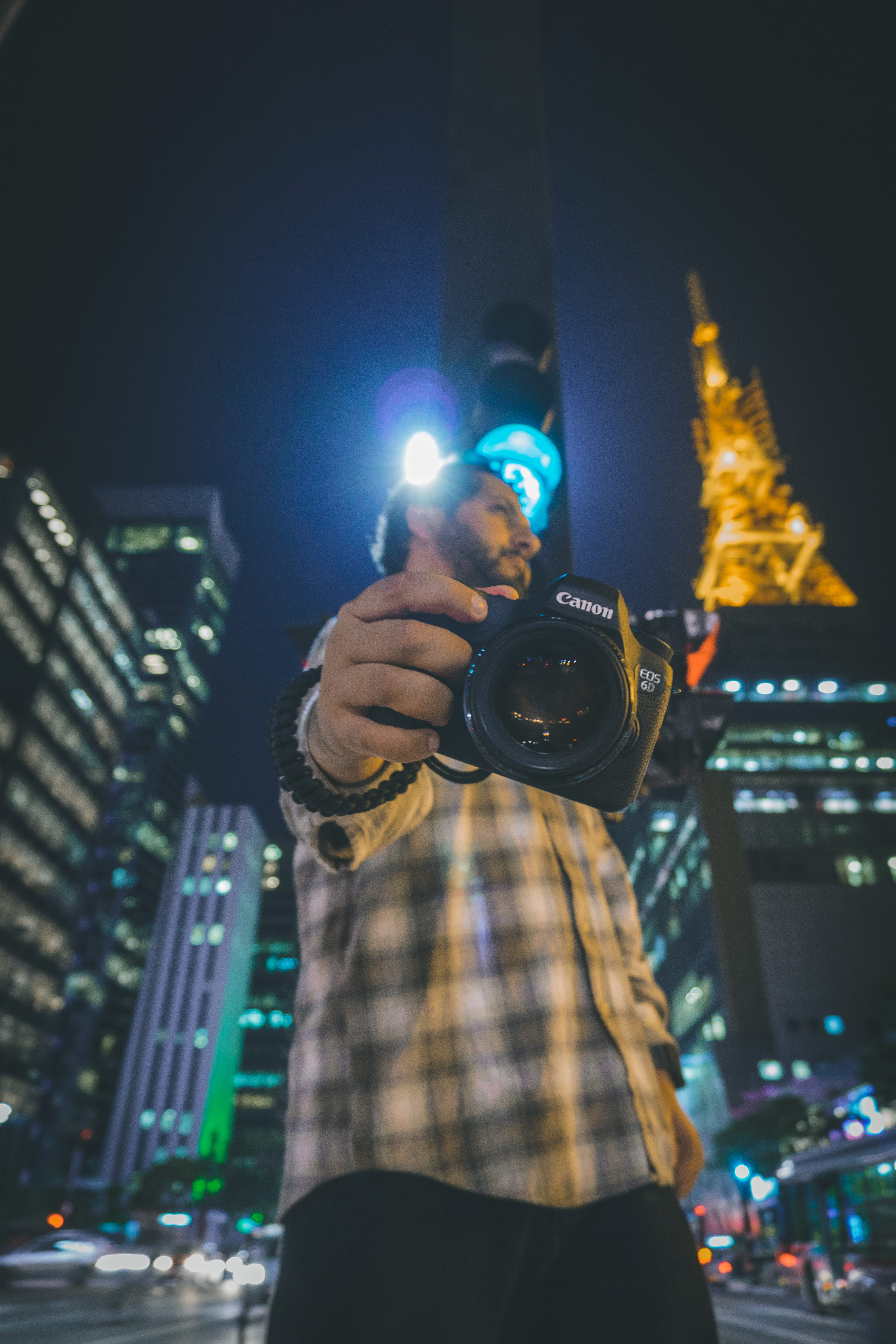 Analogue, person, tower, lens flare, real people, holding, focus on foreground, photography themes, standing, people, camera, lens, traffic light, zoom, Phone HD Wallpaper