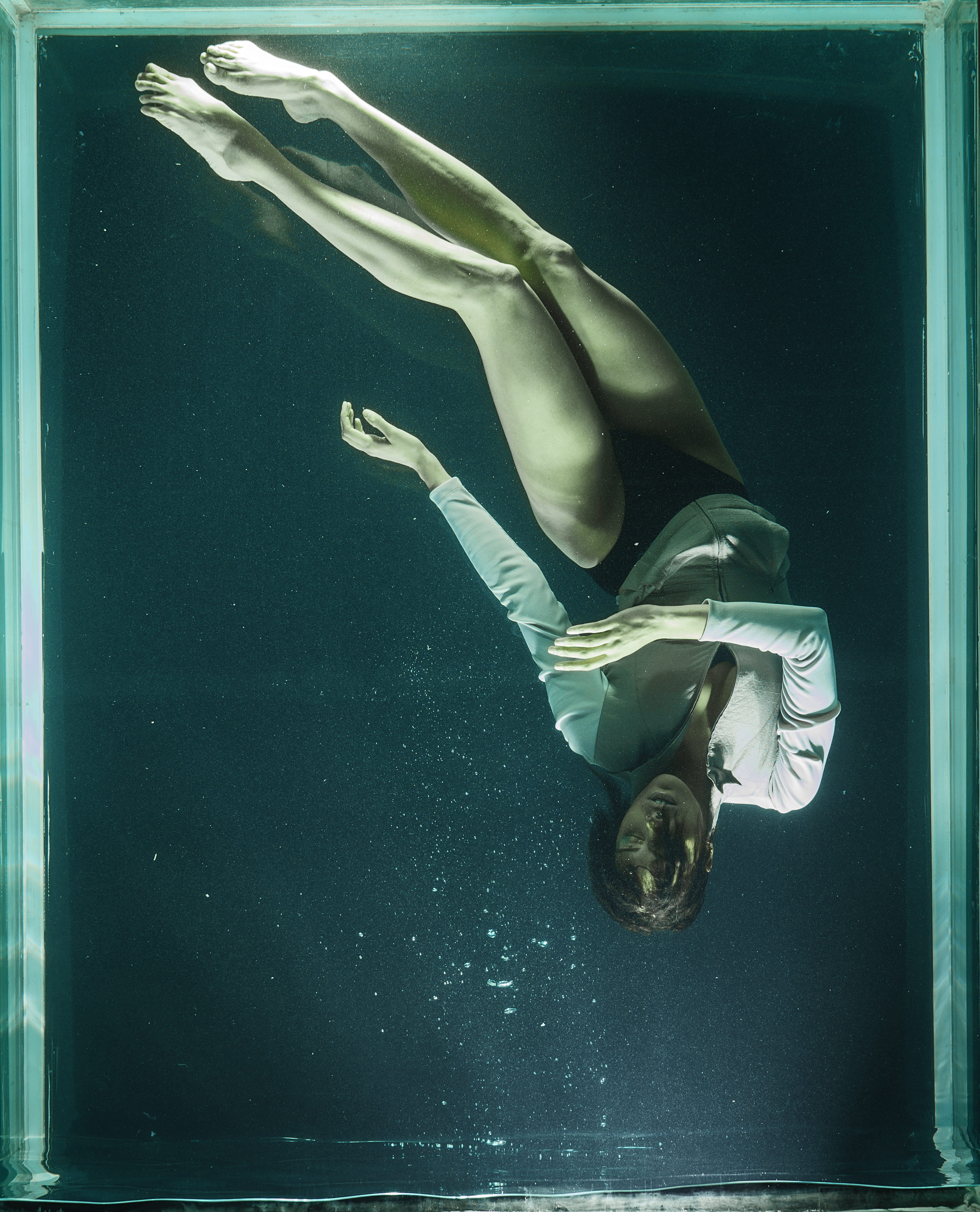 water, female, breath, indoors, dancing, 4K, woman, auto post production filter, emotion, full length, adult, vogue, swimming, beautiful woman, posture, Phone HD Wallpaper