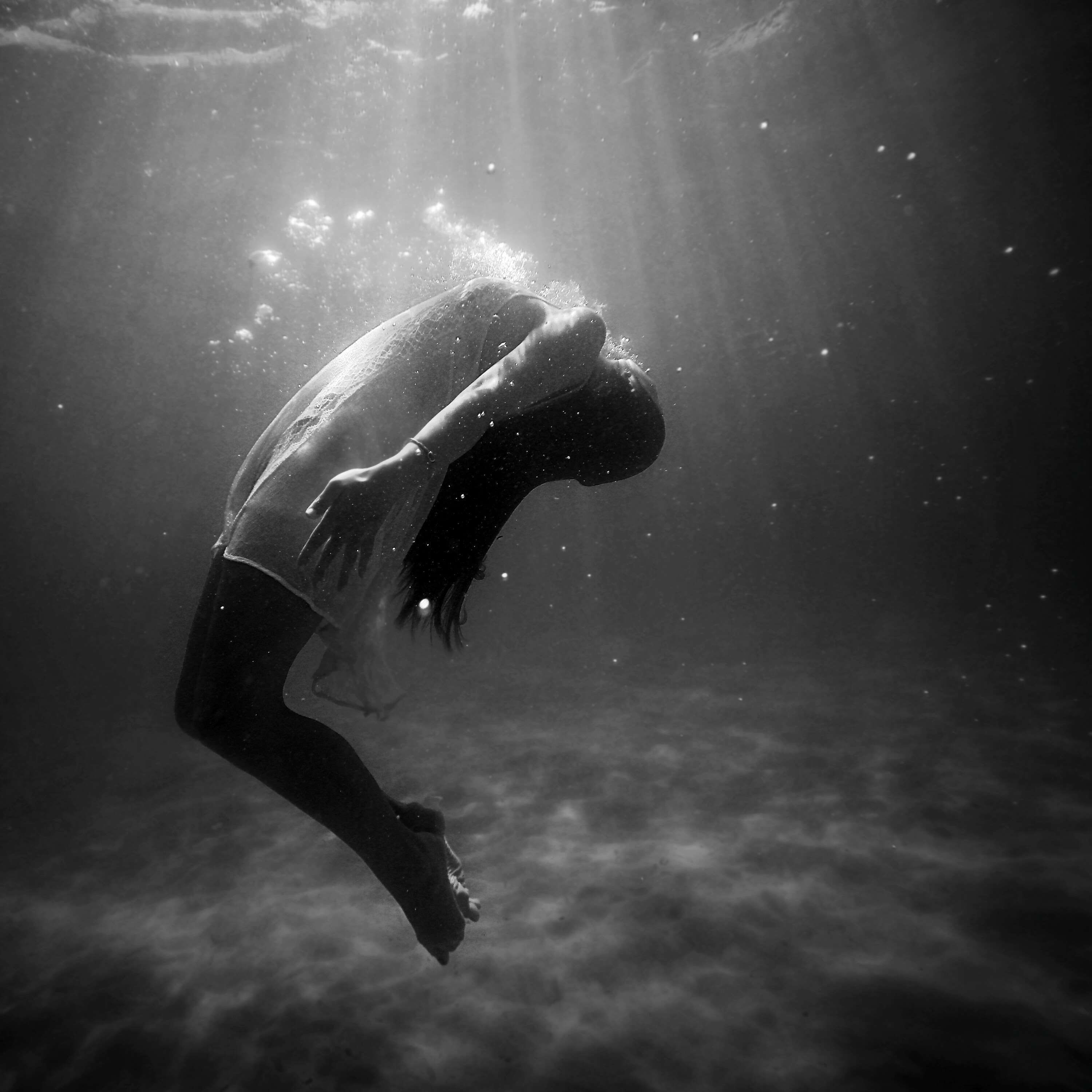 dying, black and white, person, full length, marine, swimming, animal themes, no people, animals in the wild, die, vertebrate, nature, fish, motion, woman, Phone HD Wallpaper