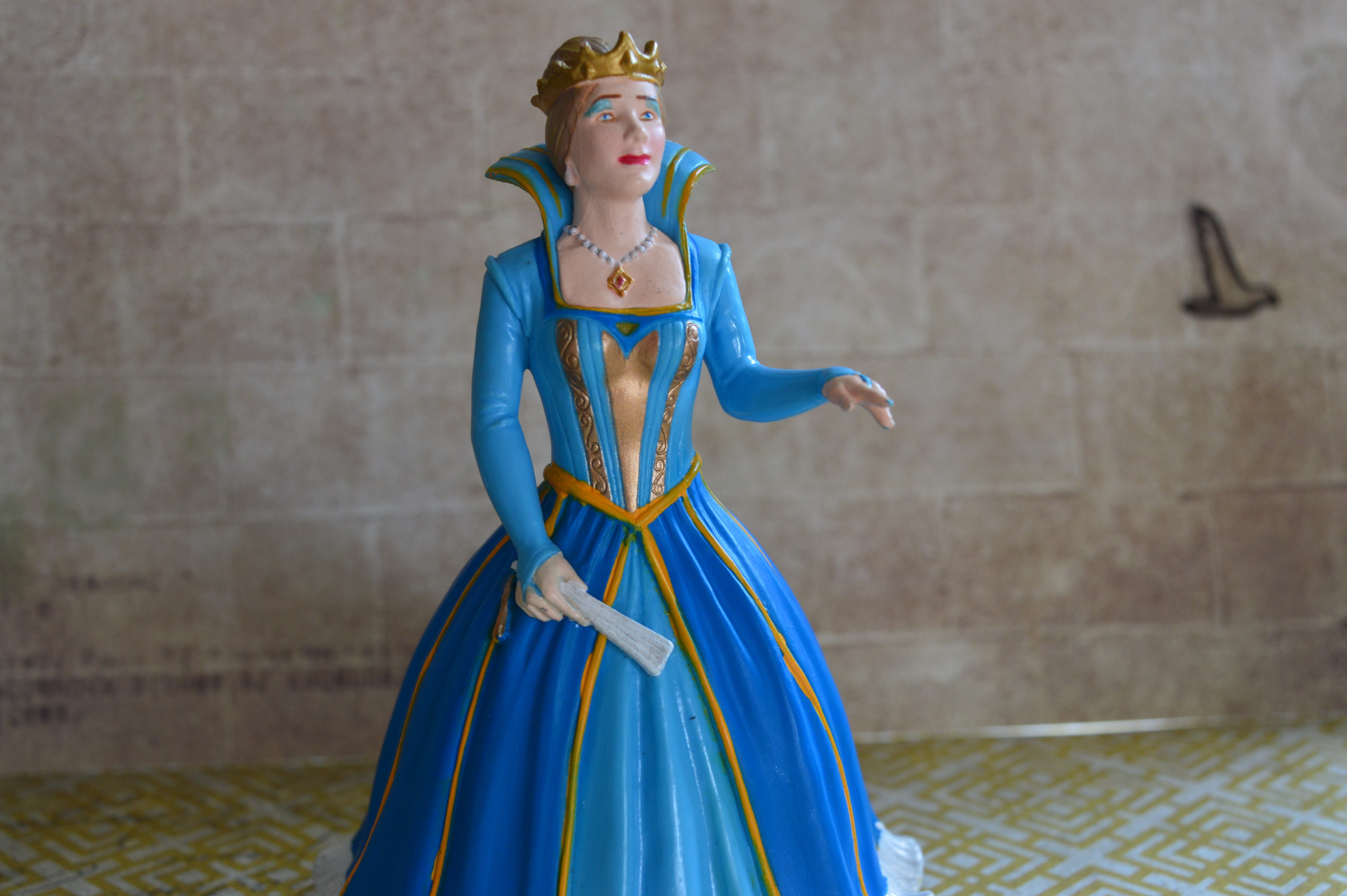 clothing, creativity, royalty, blue, monarch, beautiful woman, wall, princess crown, women, one person, real people, kingdom, beauty, costume, fashion, HD Wallpaper