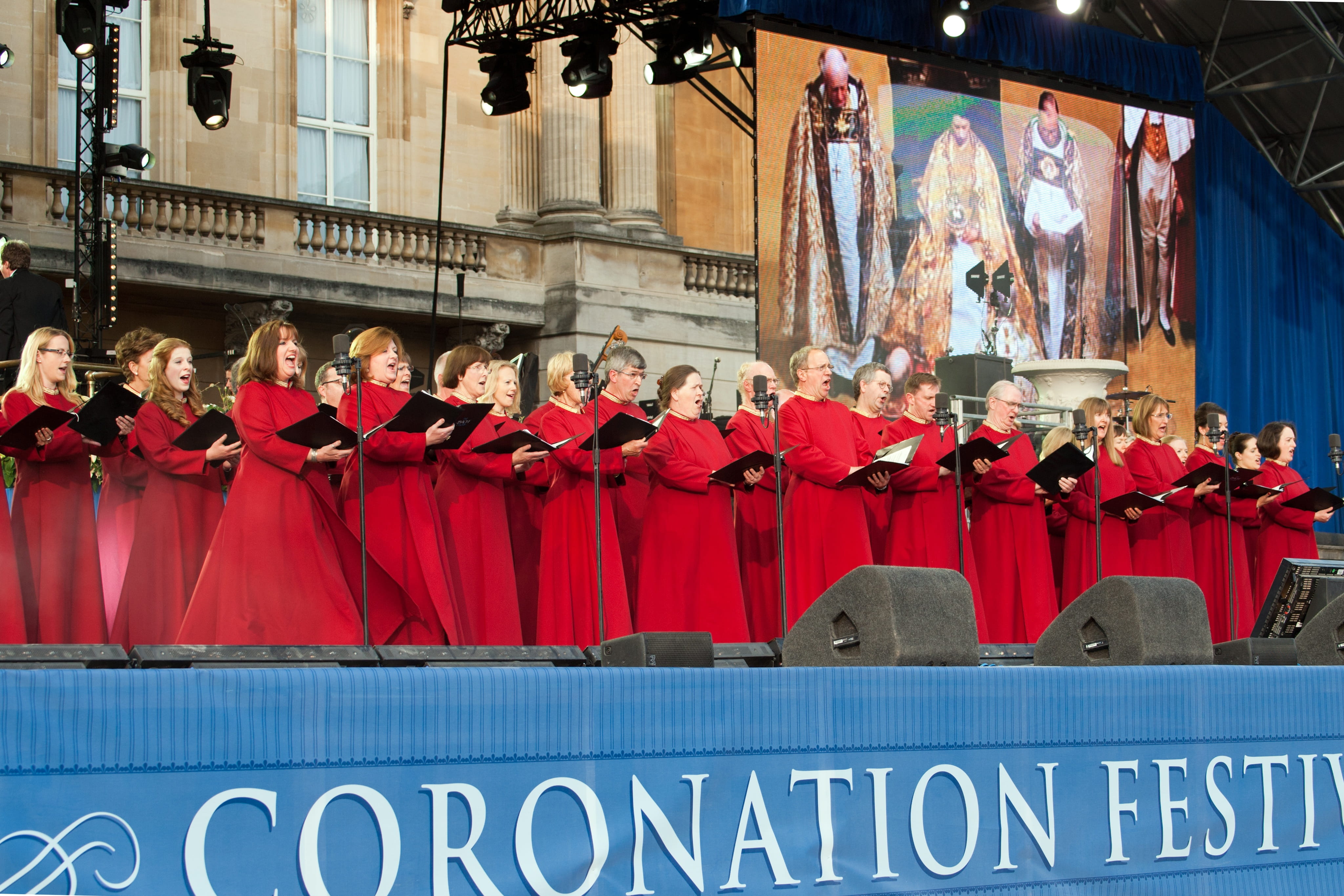 group of people, 4K, communication, tourism, Vestments, day, crowd, adult, women, Choristers, large group of people, building exterior, buckingham palace, HD Wallpaper