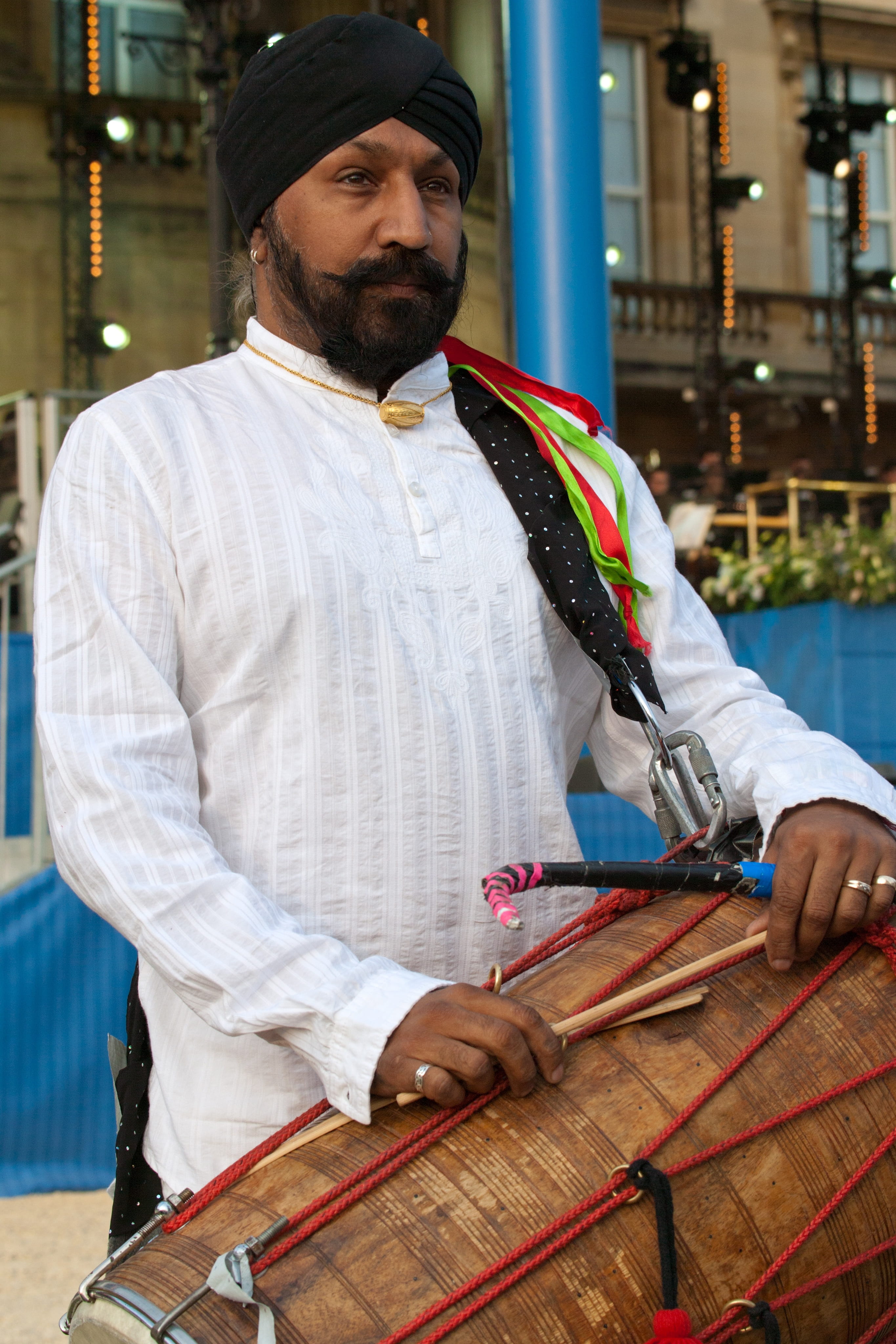 drum, men, looking at camera, portrait, indian drummer, adult, 4K, traditional clothing, working, buckingham palace, drummer, occupation, focus on foreground, Phone HD Wallpaper