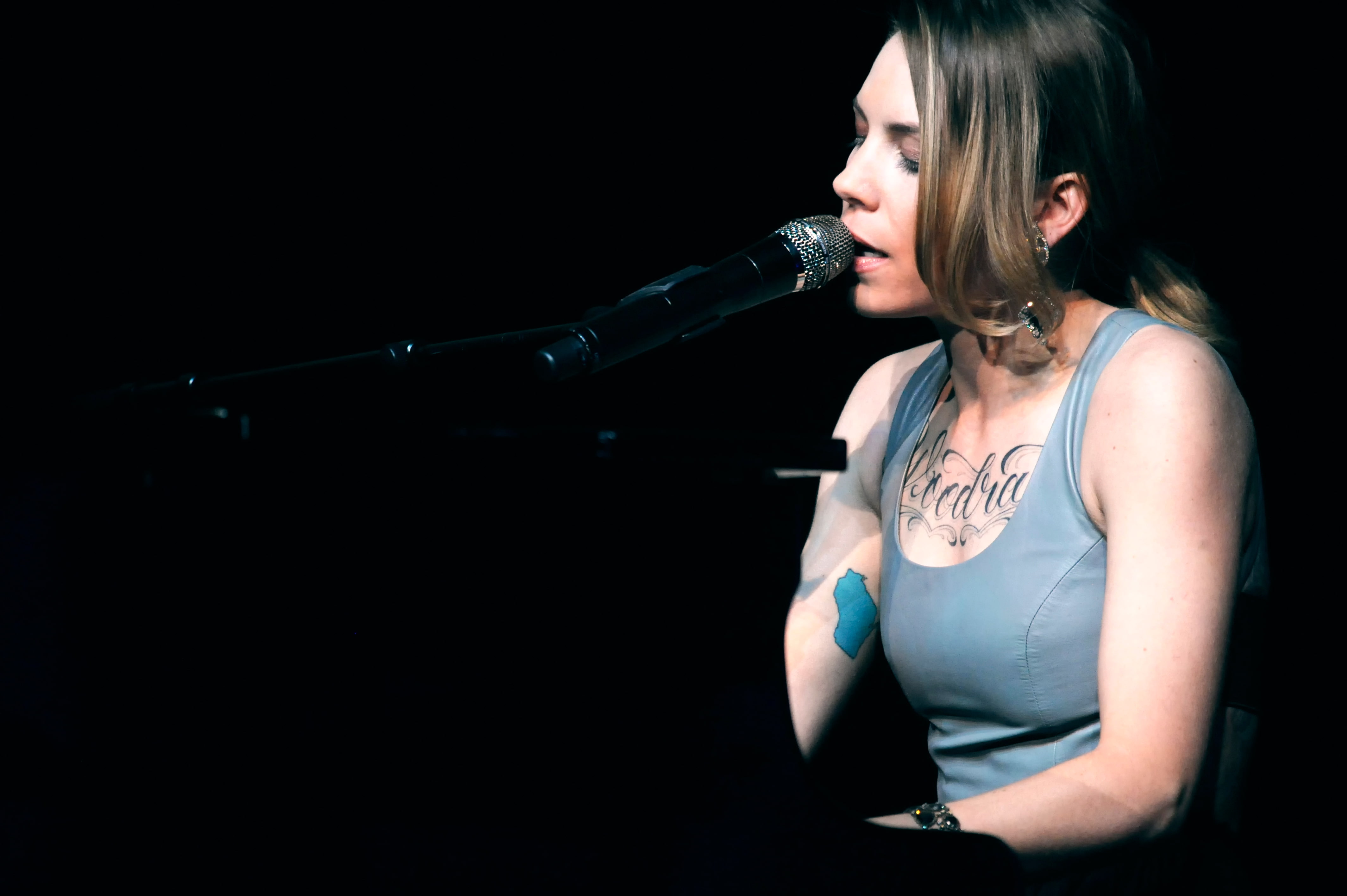 grey, 4K, performance, skylar, singer, HD Wallpaper