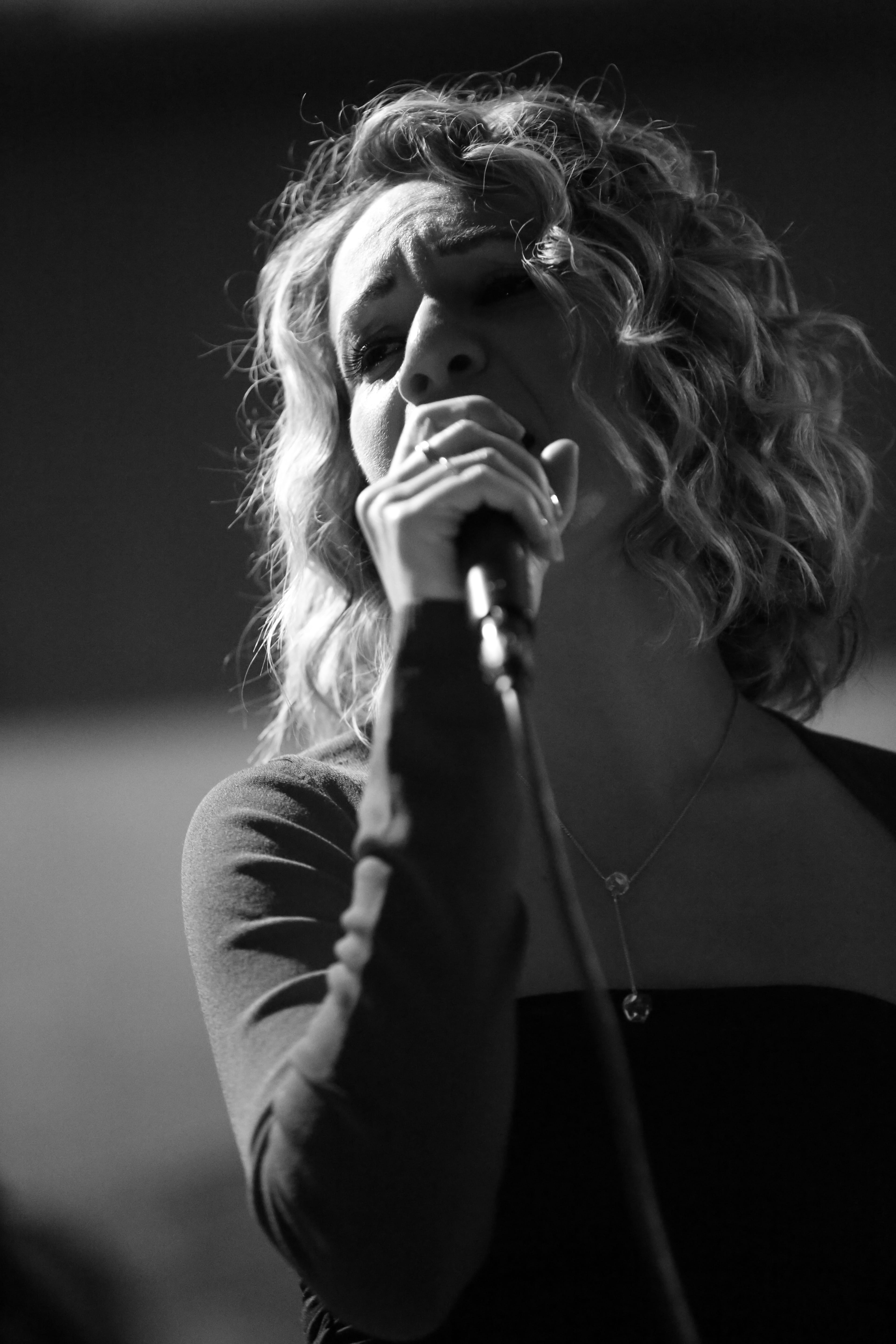 musician, performance, headshot, rock music, skill, italy, microphone, one person, young adult, interpretation, jazz, vocalist, adult, hairstyle, holding, Phone HD Wallpaper
