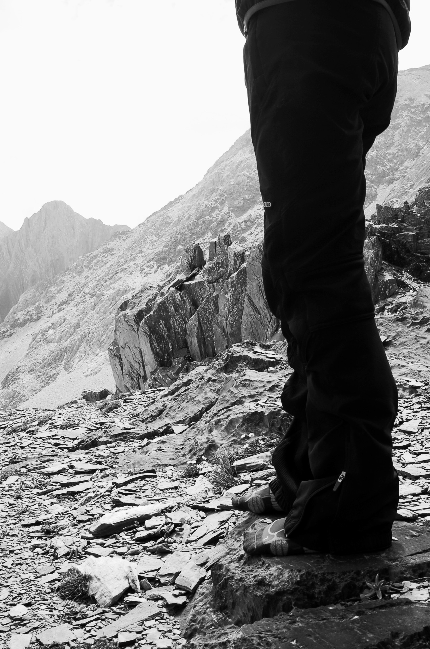 summit, mountaineering, apinismo, real people, rock, leisure activity, black and white, human leg, beauty in nature, landscapes, feet, trail, mountaineer, Phone HD Wallpaper