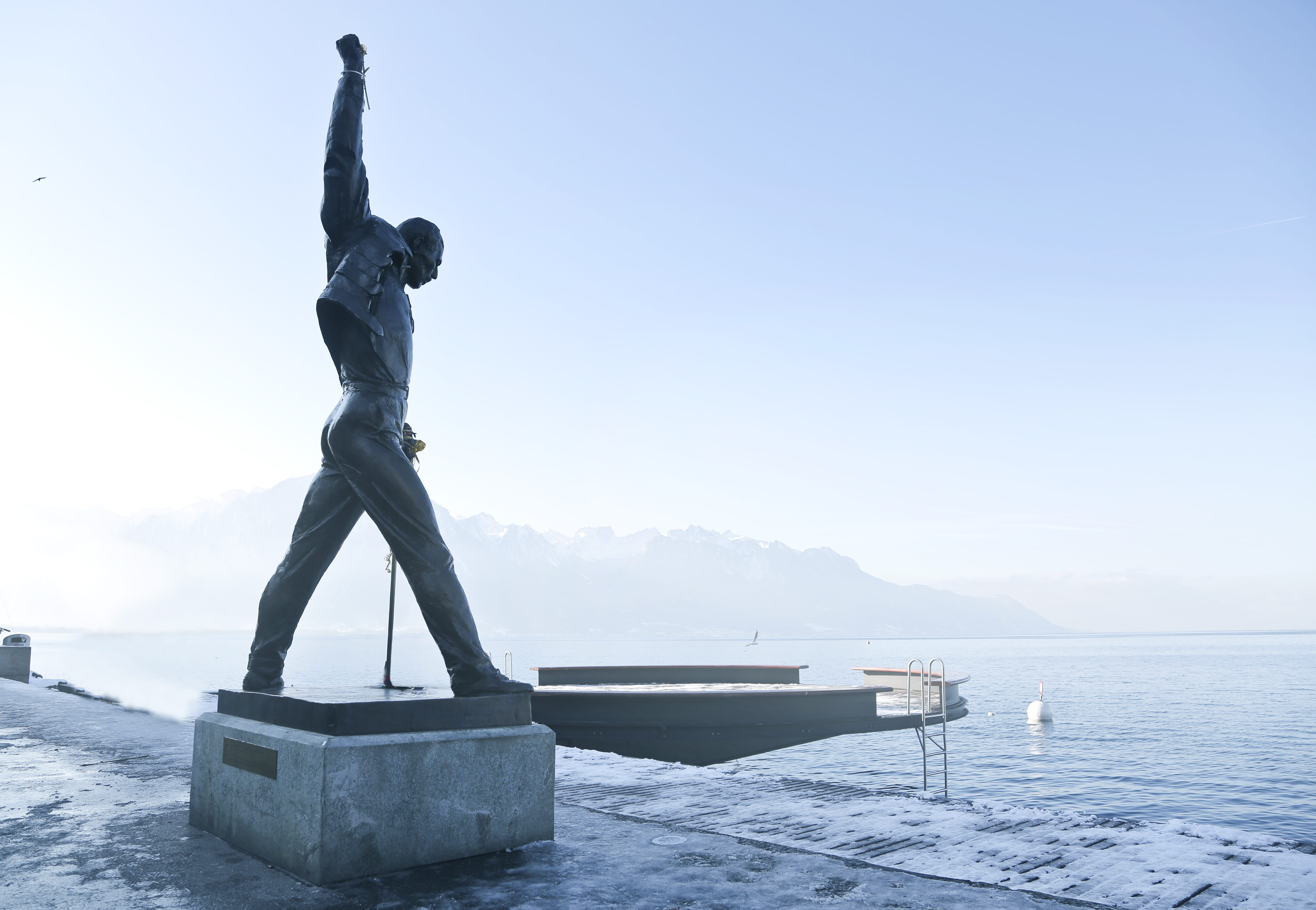 action, fog, nature, landscape, metal, sea, 5K, beauty in nature, recreation, seashore, male likeness, sunlight, freddie mercury, gray, statue, adult, HD Wallpaper