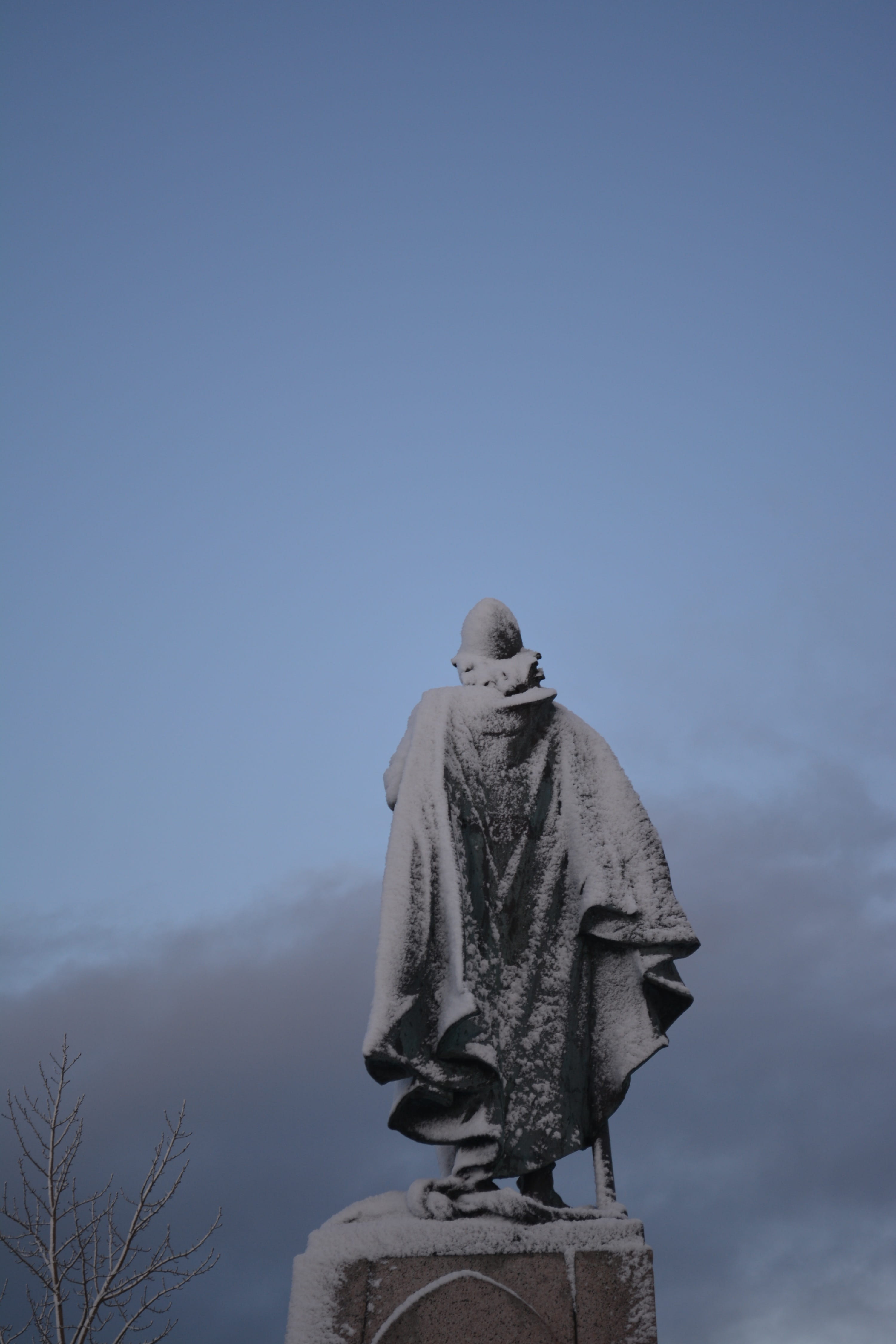 warm clothing, craft, 4K, human representation, sculpture, clear sky, blue, representation, reykjavik, iceland, sky, belief, snow, day, leif eriksson, Phone HD Wallpaper
