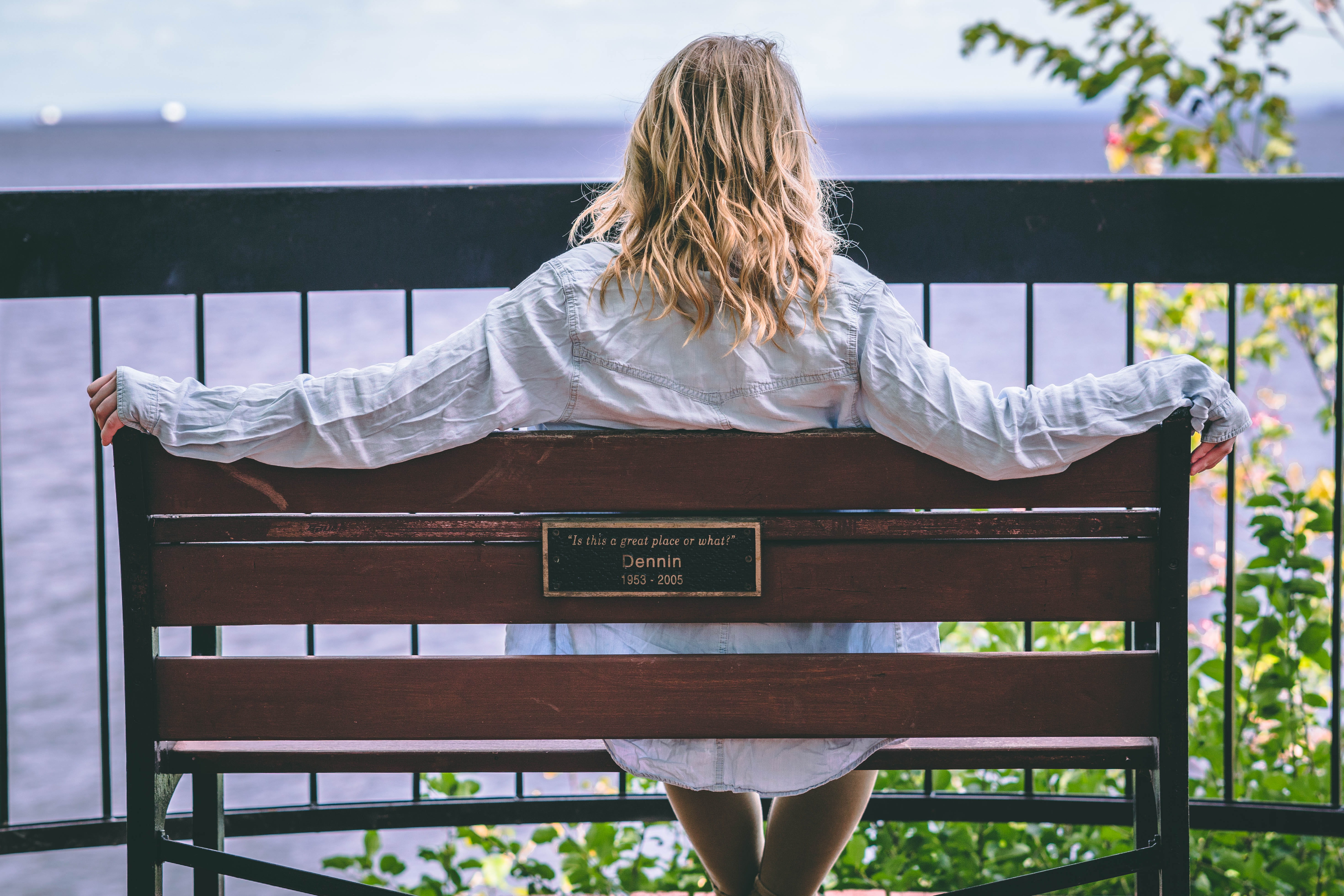 united states, lifestyles, wood - material, sitting, adult, 5K, seat, duluth, leisure activity, park bench, casual clothing, three quarter length, HD Wallpaper