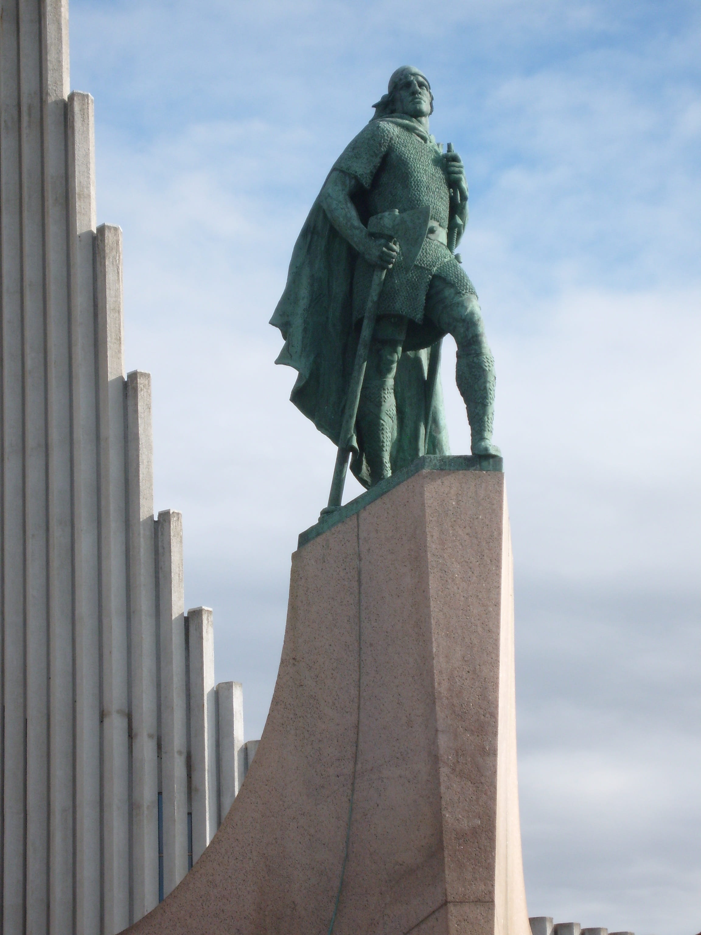 craft, architecture, famous Place, outdoors, 2K, representation, Statue, iceland, monument, places of interest, creativity, architectural column, government, Phone HD Wallpaper