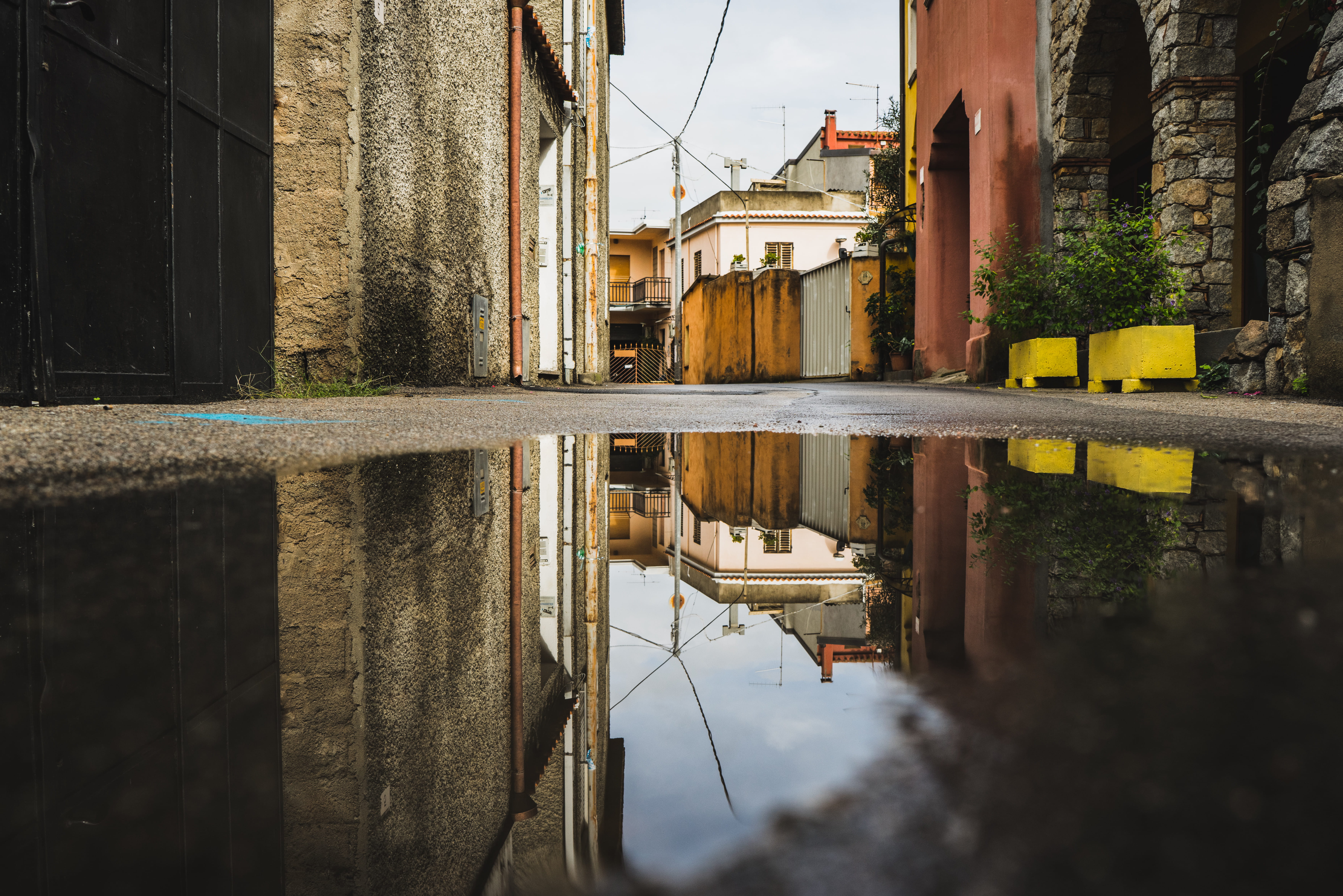italy, building, day, white, reflection, city, standing water, vacation, town, house, nature, village, outdoors, mirror, built structure, sardinium, plant, HD Wallpaper