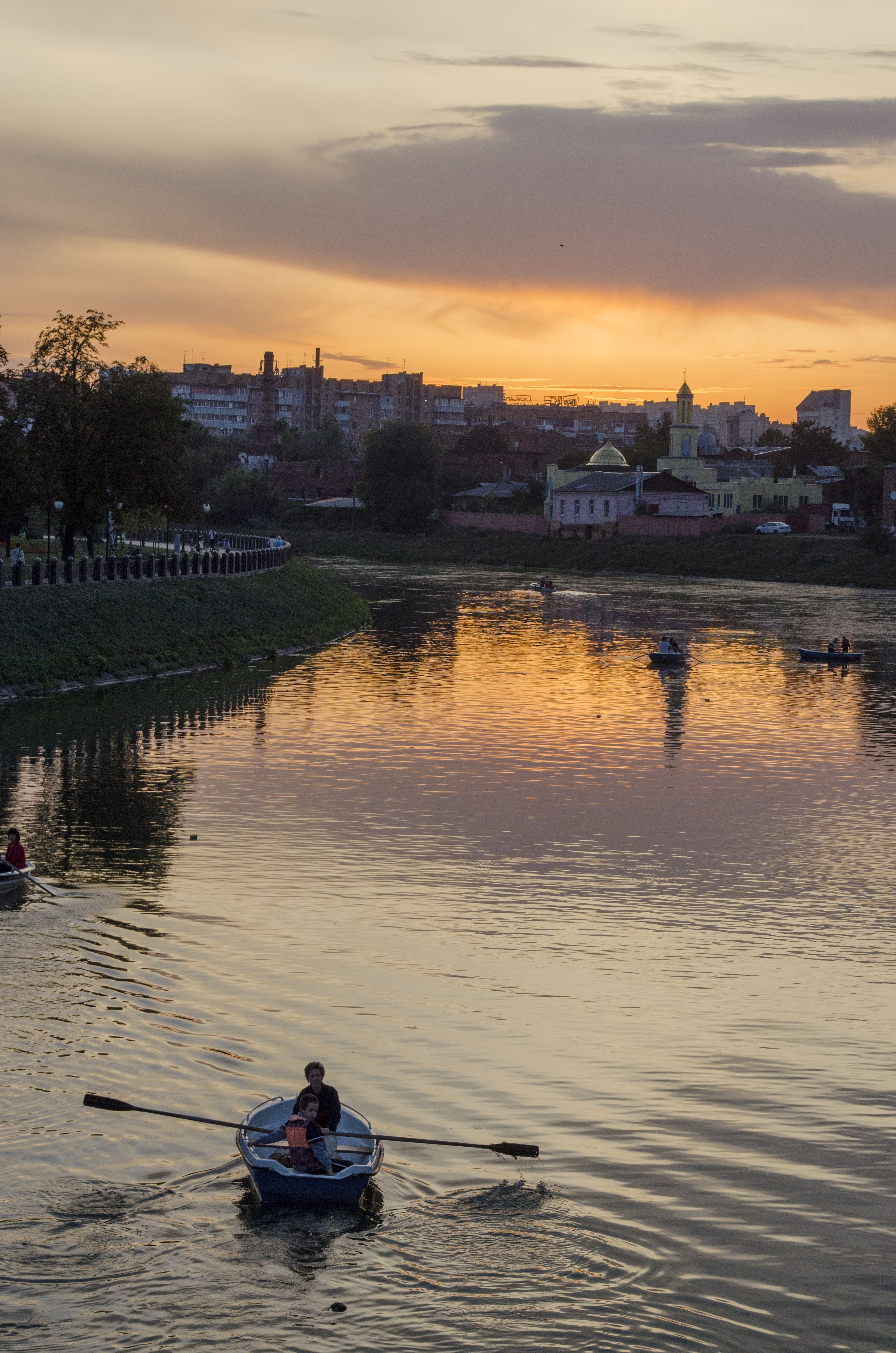 evening, men, sitting, water, sky, silence, lifestyles, transportation, twilight, sunset, cloud - sky, reflection, real people, 4K, sun, paddles, the boatman, Phone HD Wallpaper