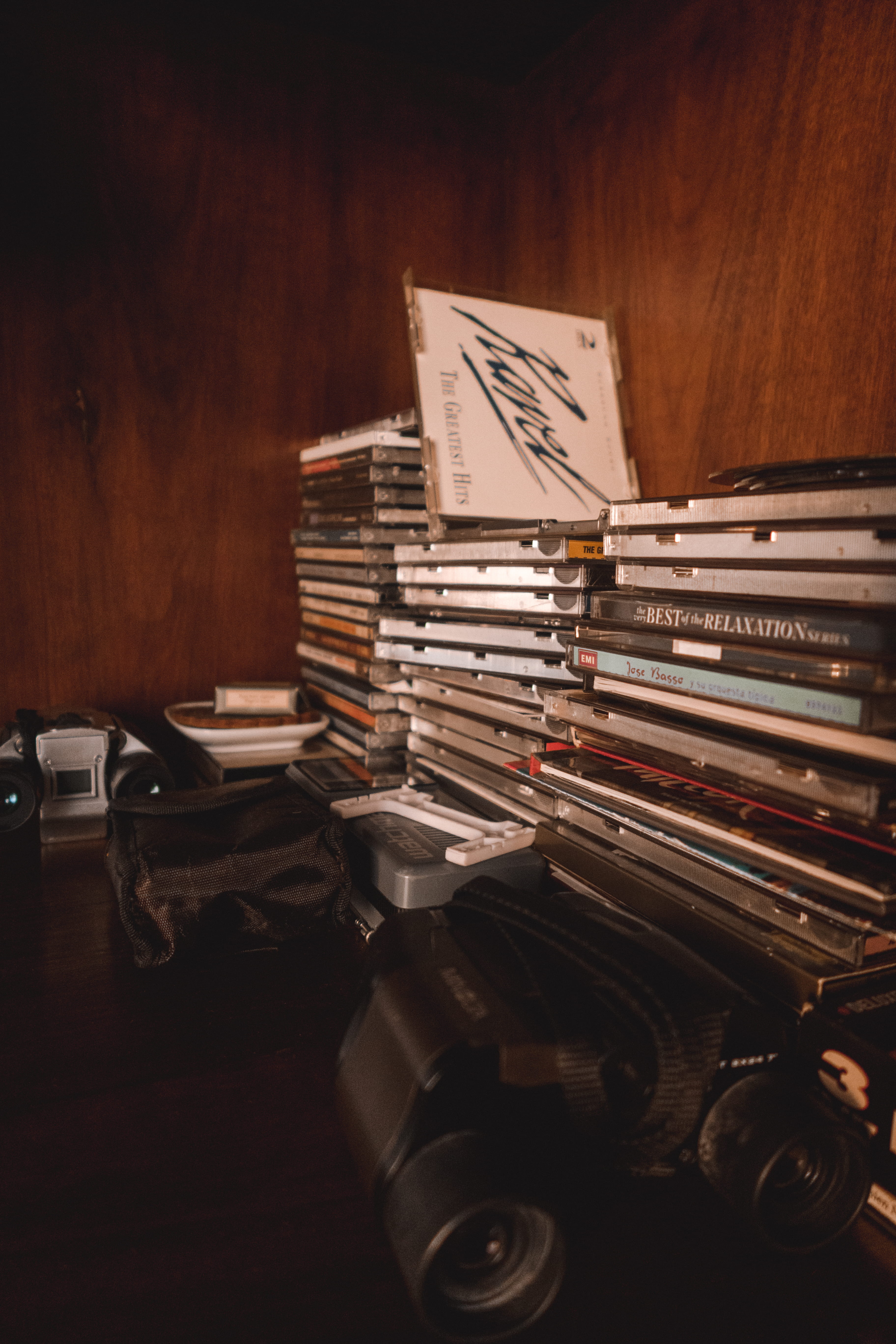 old, variety, assorted, room, publication, table, family, arts culture and entertainment, music, wood - material, shelf, binoculars, still life, production, Phone HD Wallpaper
