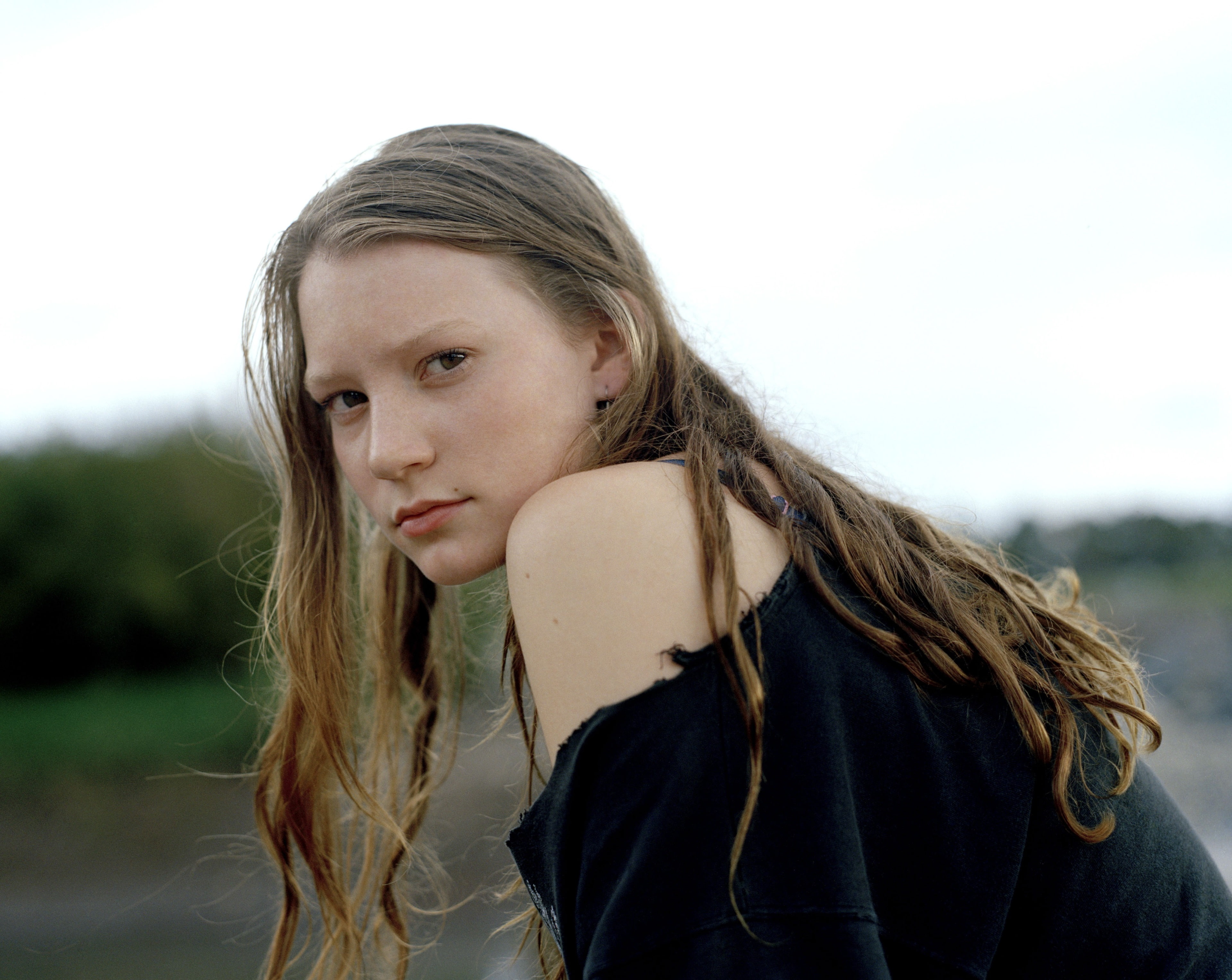 focus on foreground, looking at camera, 4K, waist up, adolescence, contemplation, human hair, girls, day, young adult, headshot, long hair, portrait, blond hair, HD Wallpaper