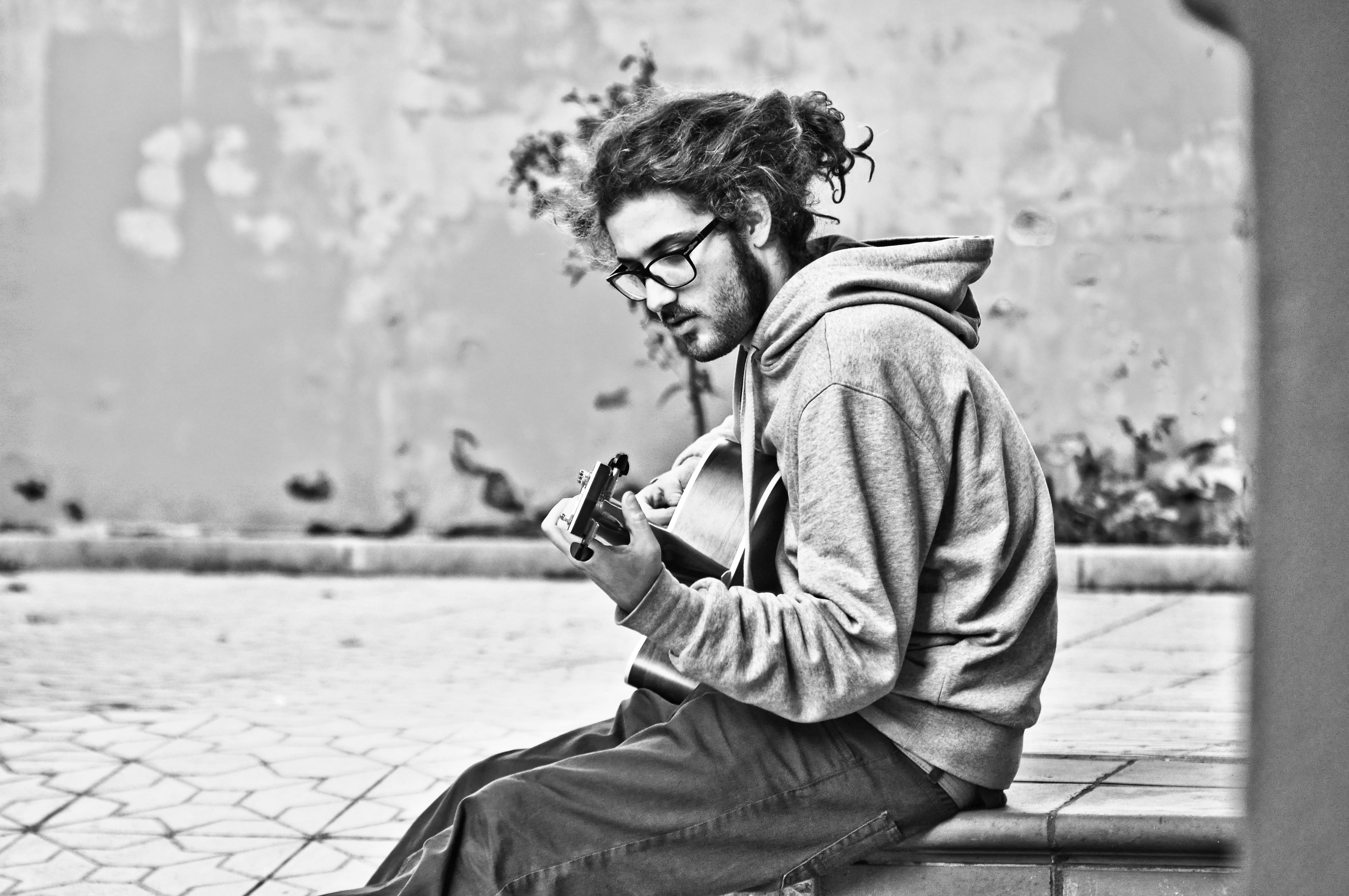 side view, real people, young adult, technology, guitar, one person, busk, 4K, accessories, young men, playing, street, day, person, urban, long hair, HD Wallpaper